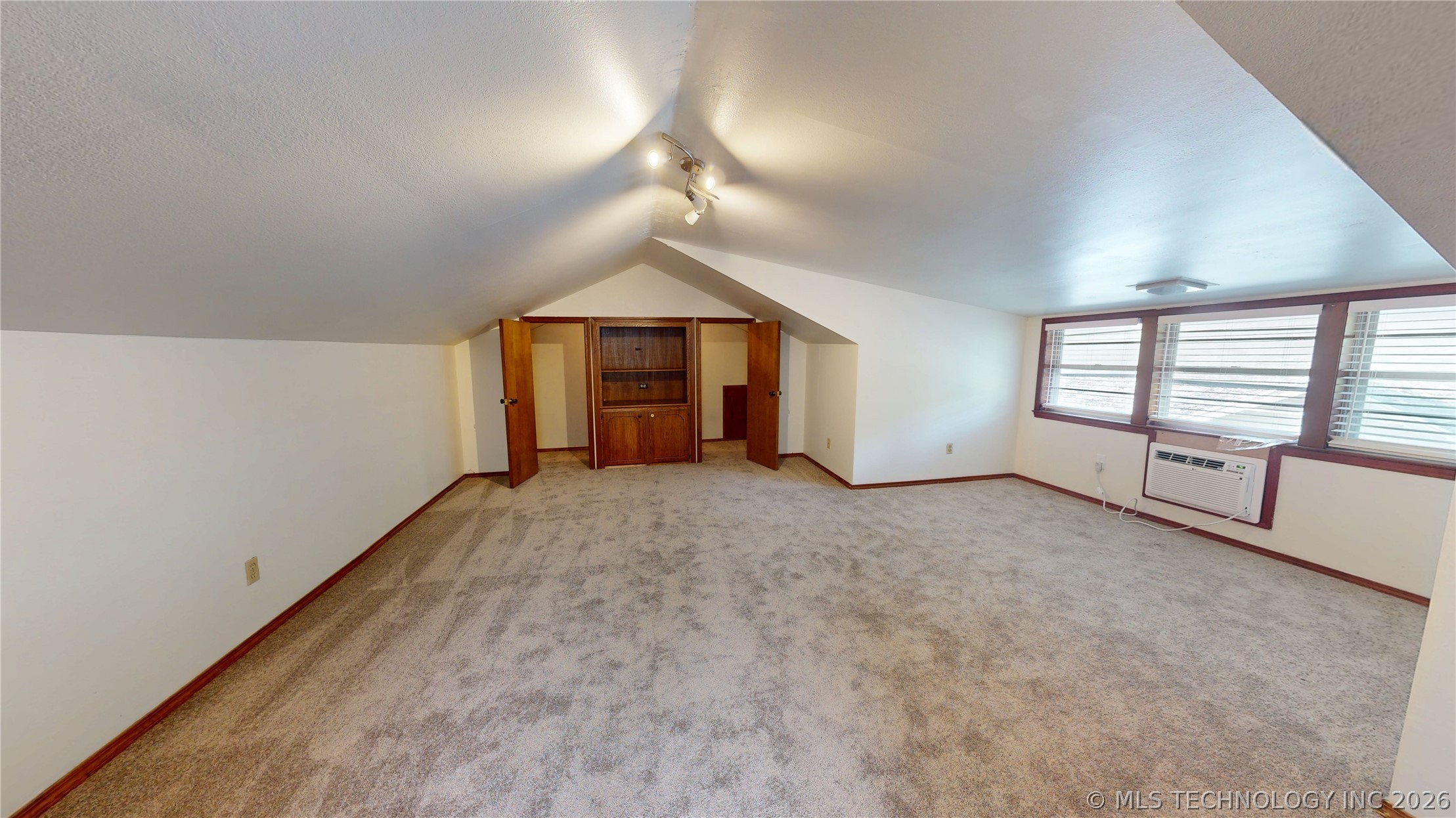 817 E 15th Property Photo 34