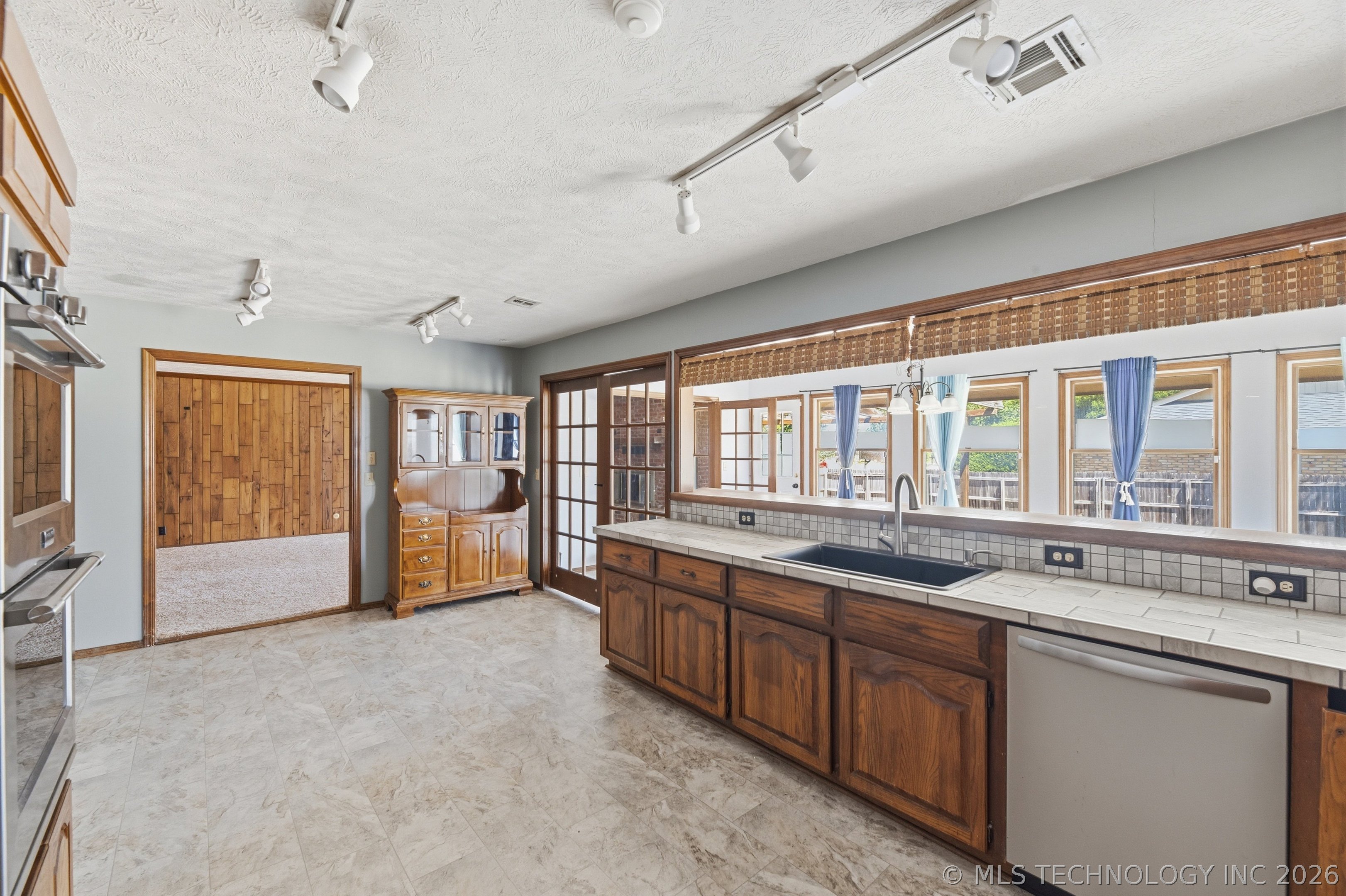 4000 Lakeview Drive Property Photo 12