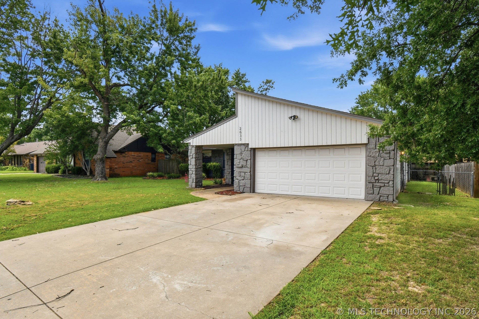 2633 W Dallas Street Property Photo 4