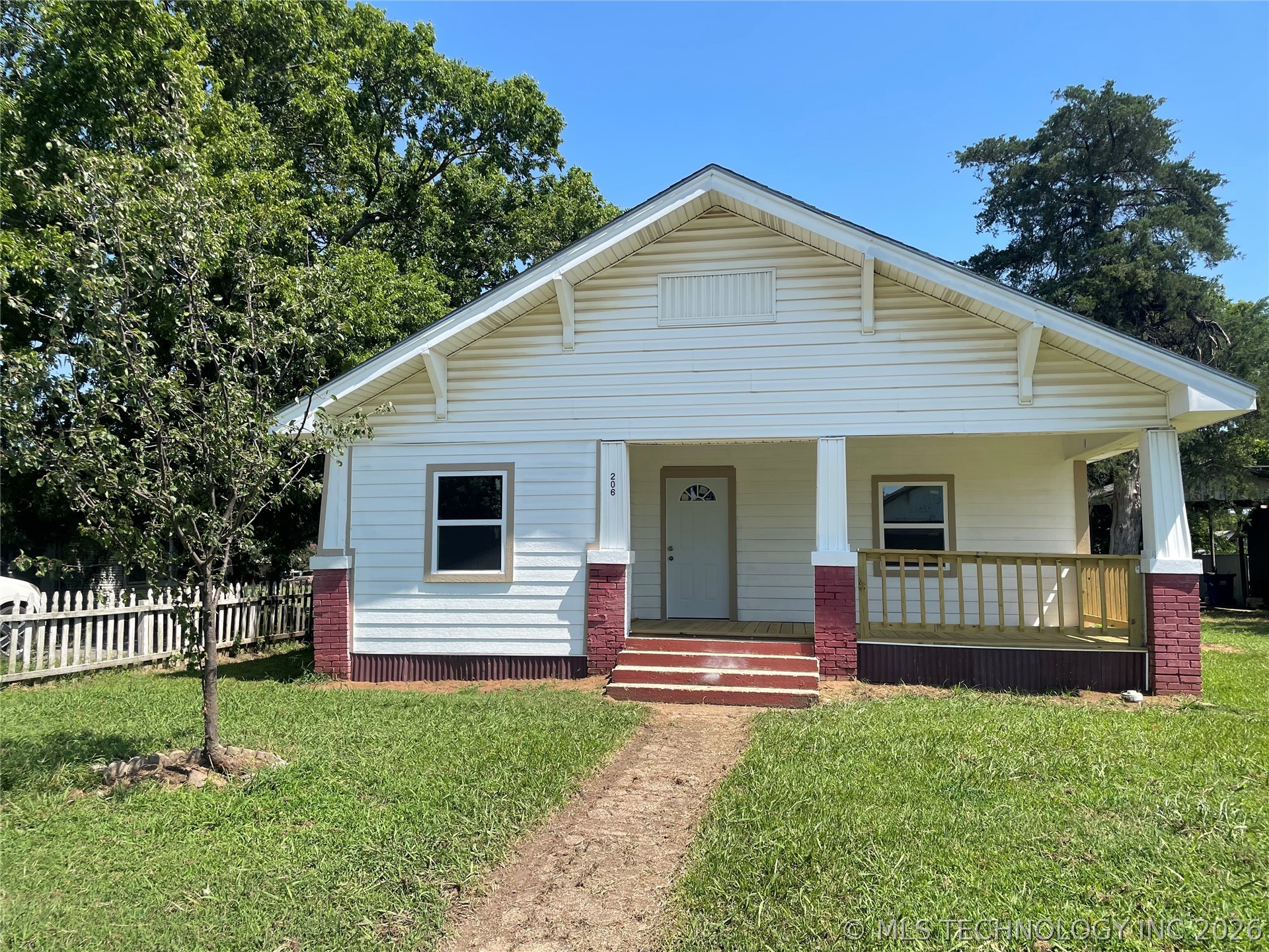 206 W Main Property Photo 1