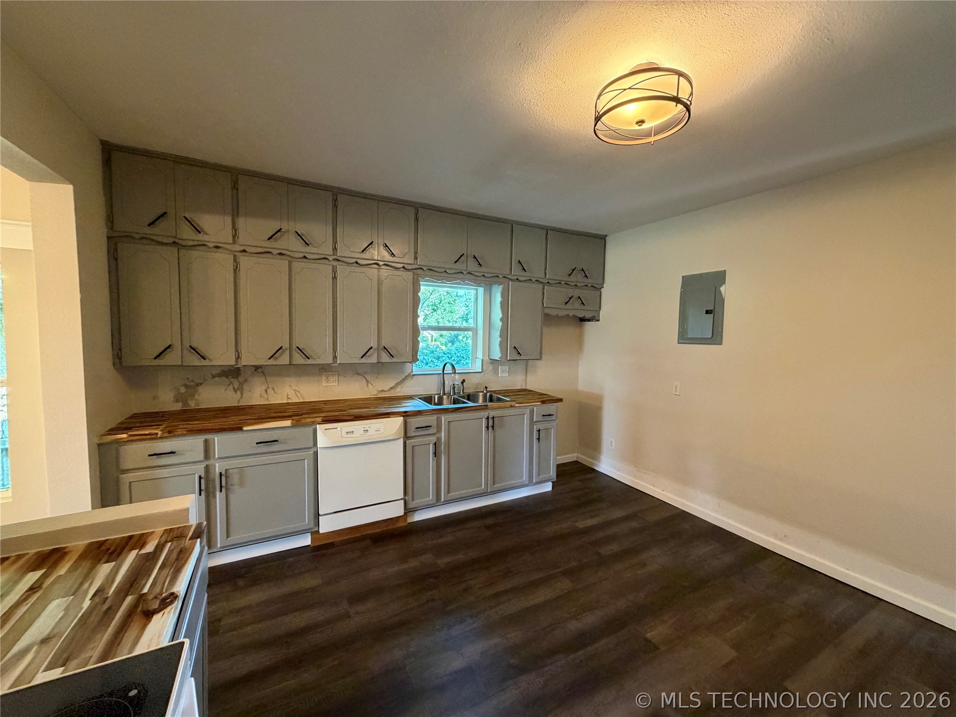 206 W Main Property Photo 8