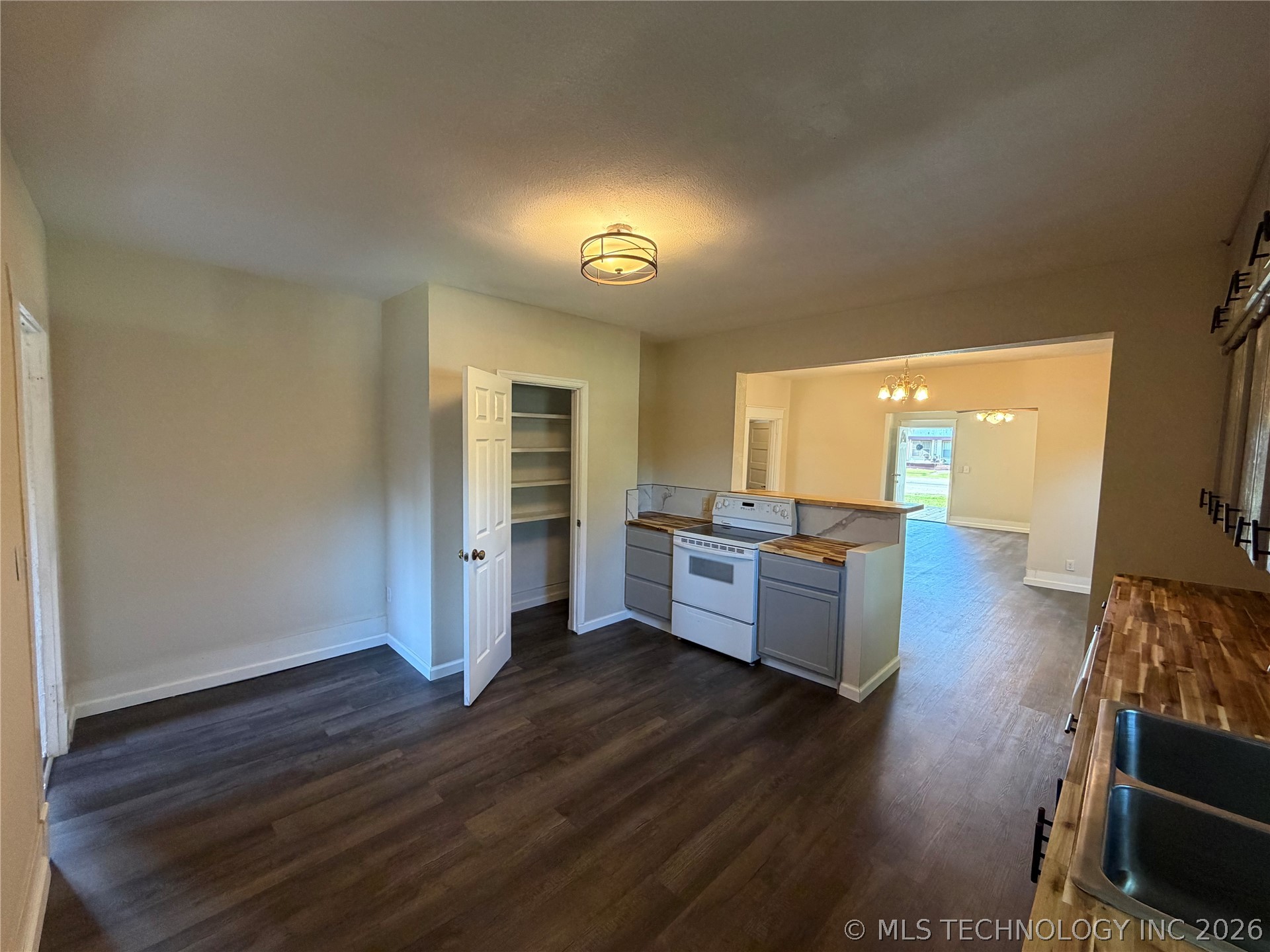 206 W Main Property Photo 11