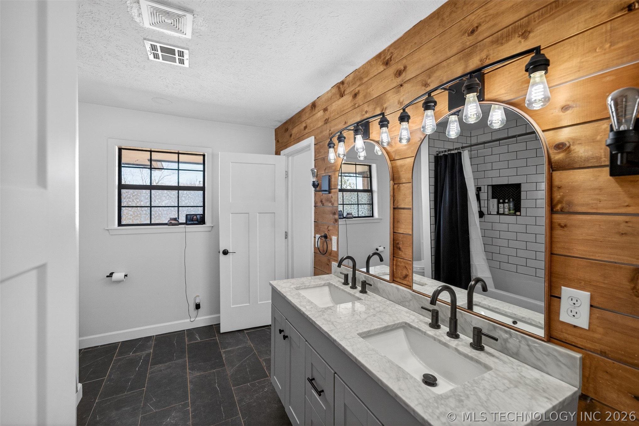406 N William Penn Property Photo 19