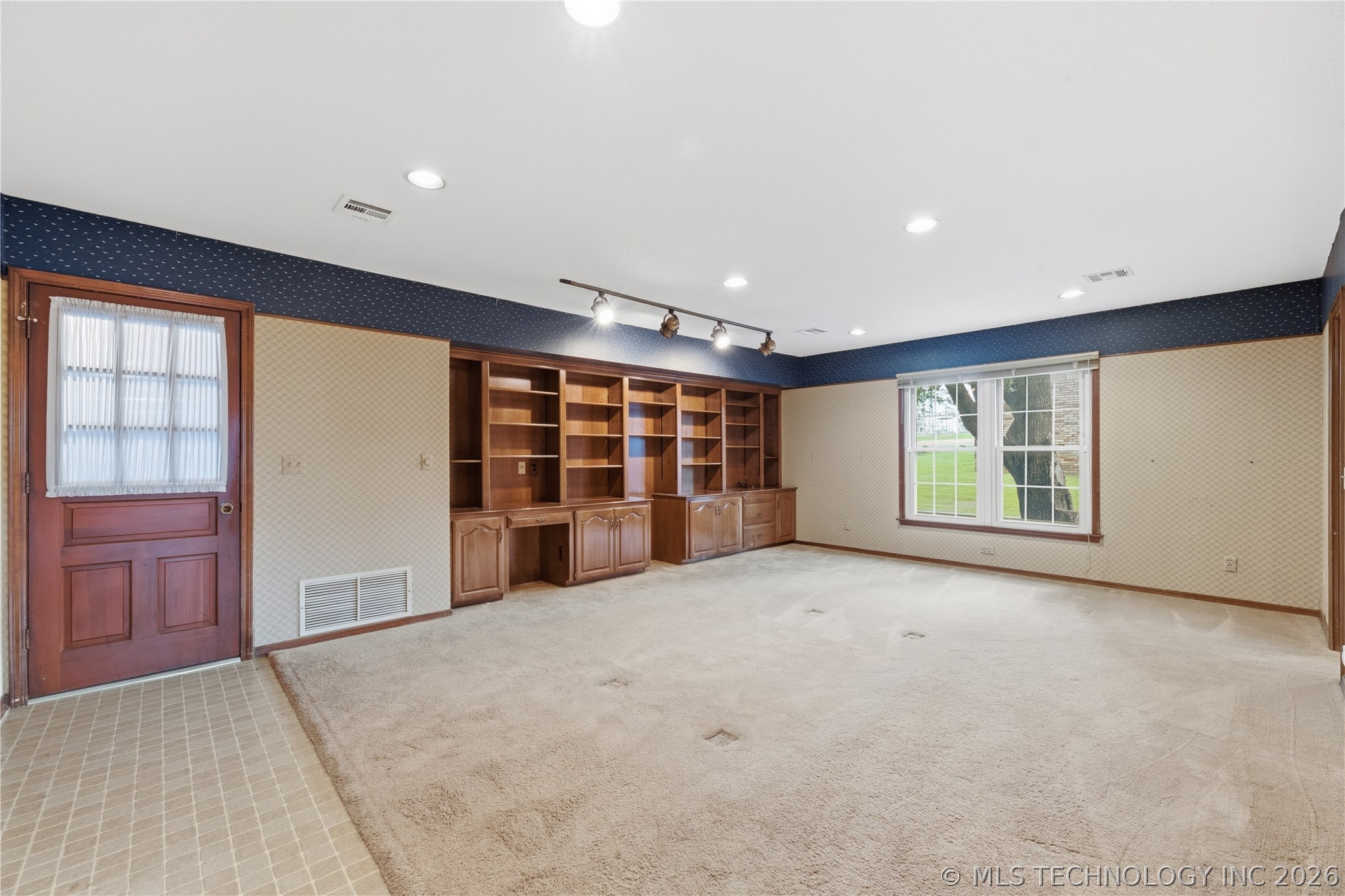 820 W Davis Drive Property Photo 9