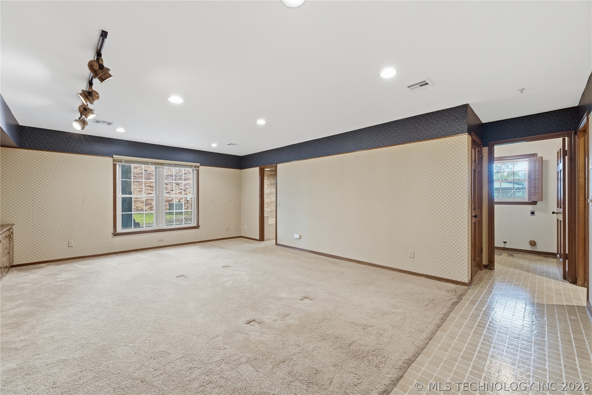 820 W Davis Drive Property Photo 10