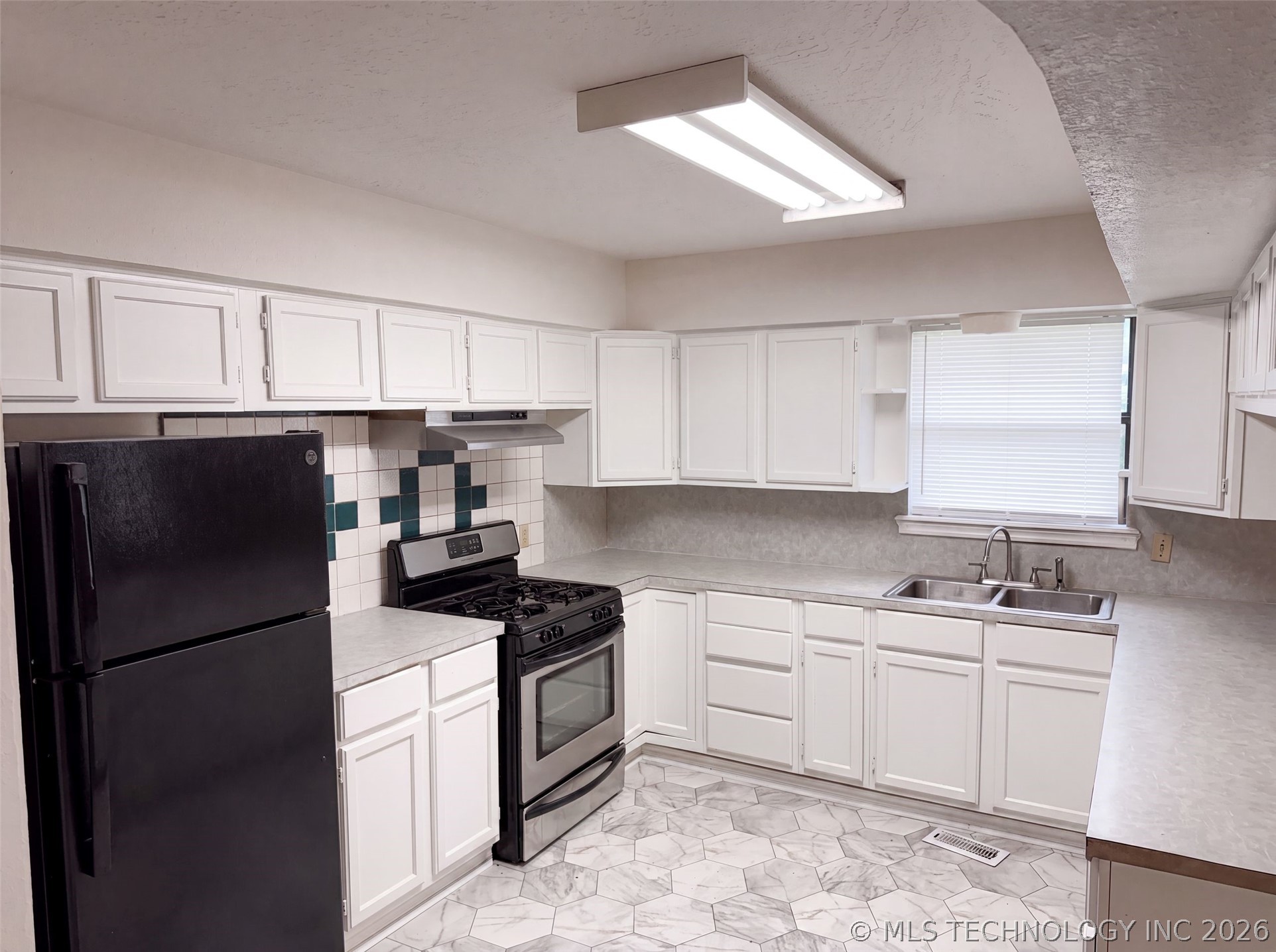 430225 E 1155 Road Property Photo 2