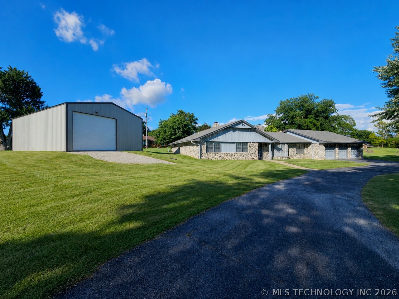 533 W Woodland Drive Property Photo 1