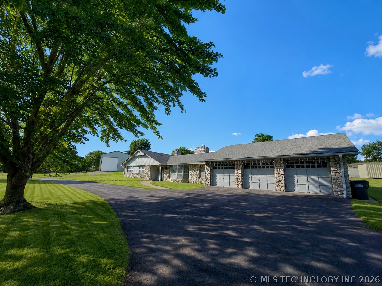 533 W Woodland Drive Property Photo 3