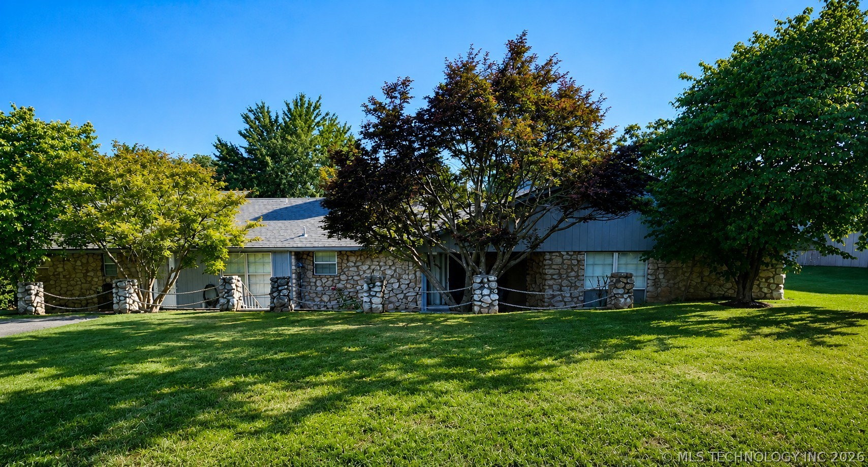533 W Woodland Drive Property Photo 4