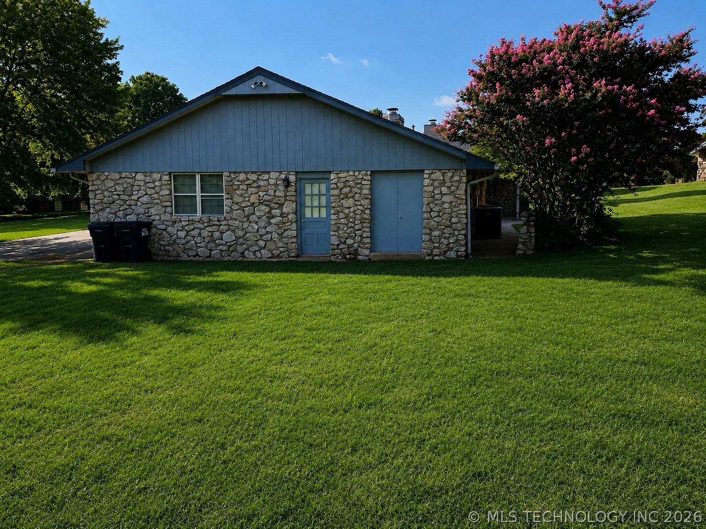 533 W Woodland Drive Property Photo 6