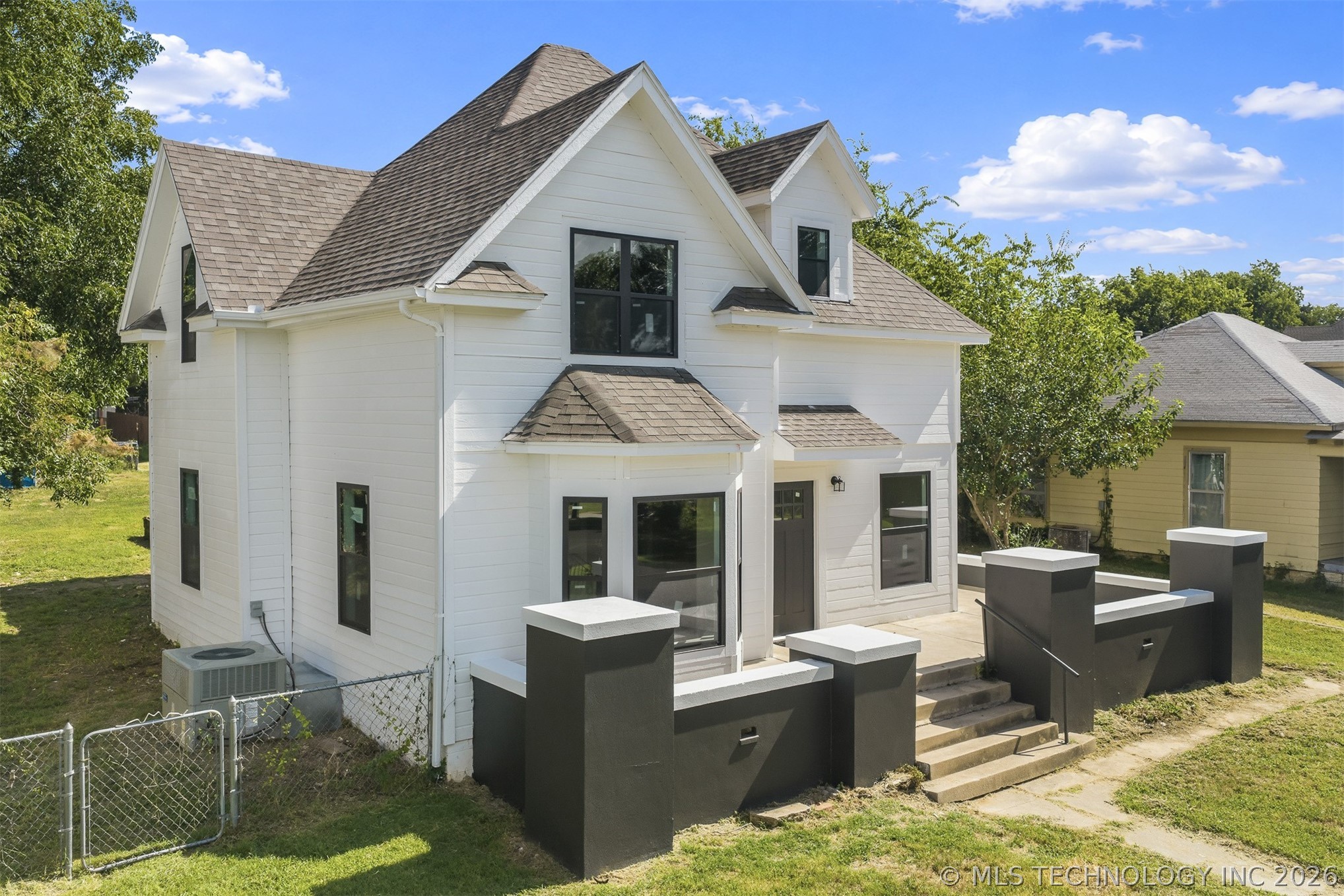 114 E Vinita Property Photo 4