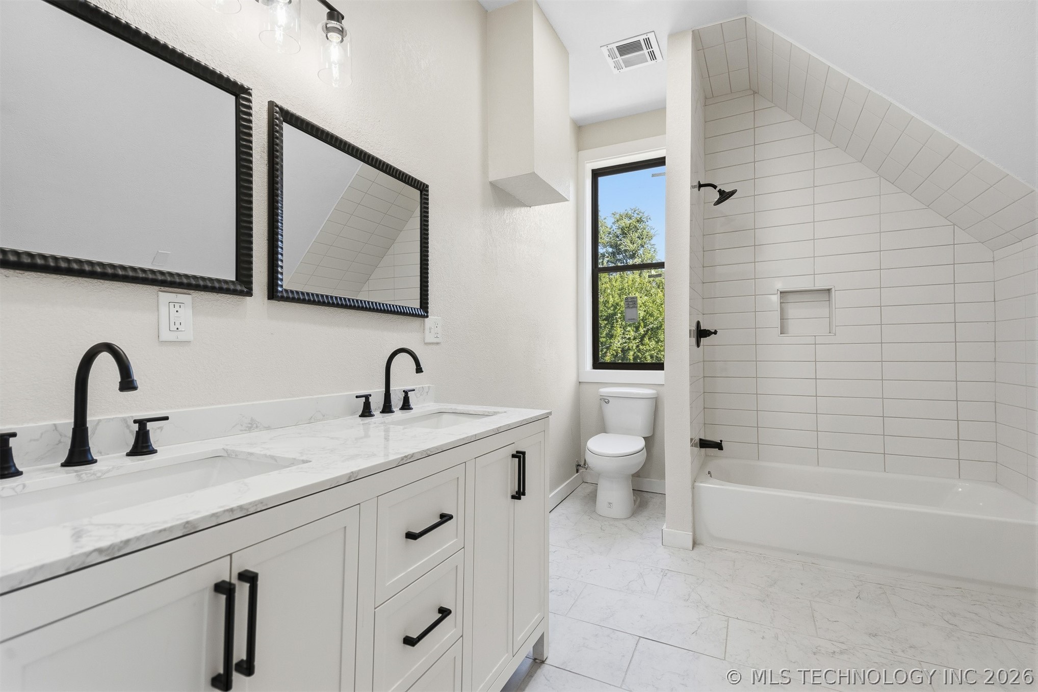 114 E Vinita Property Photo 28