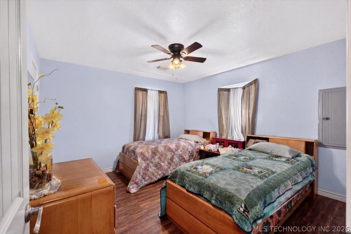 440213 E 1627 Property Photo 18