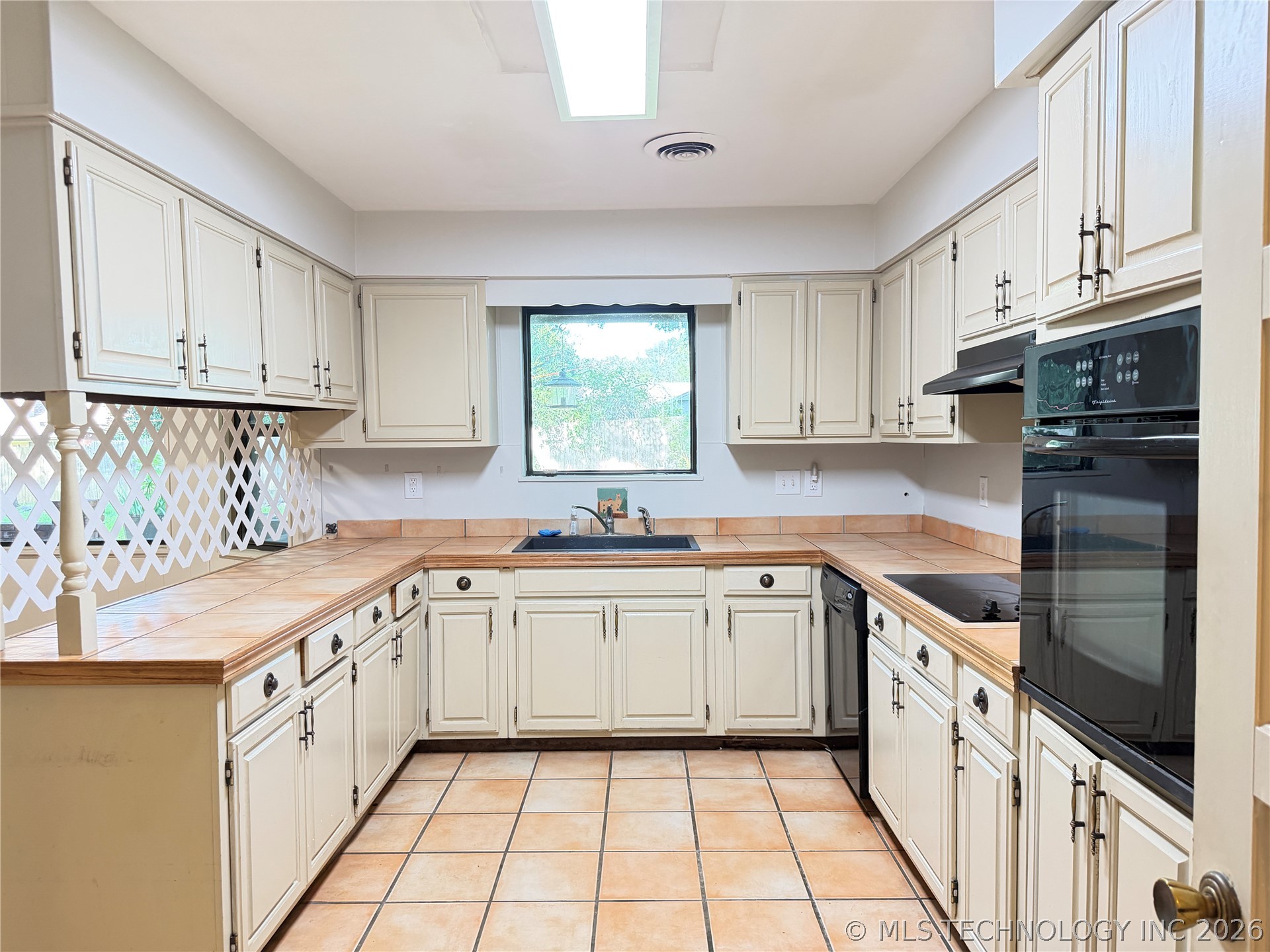 2816 Suroya Street Property Photo 3