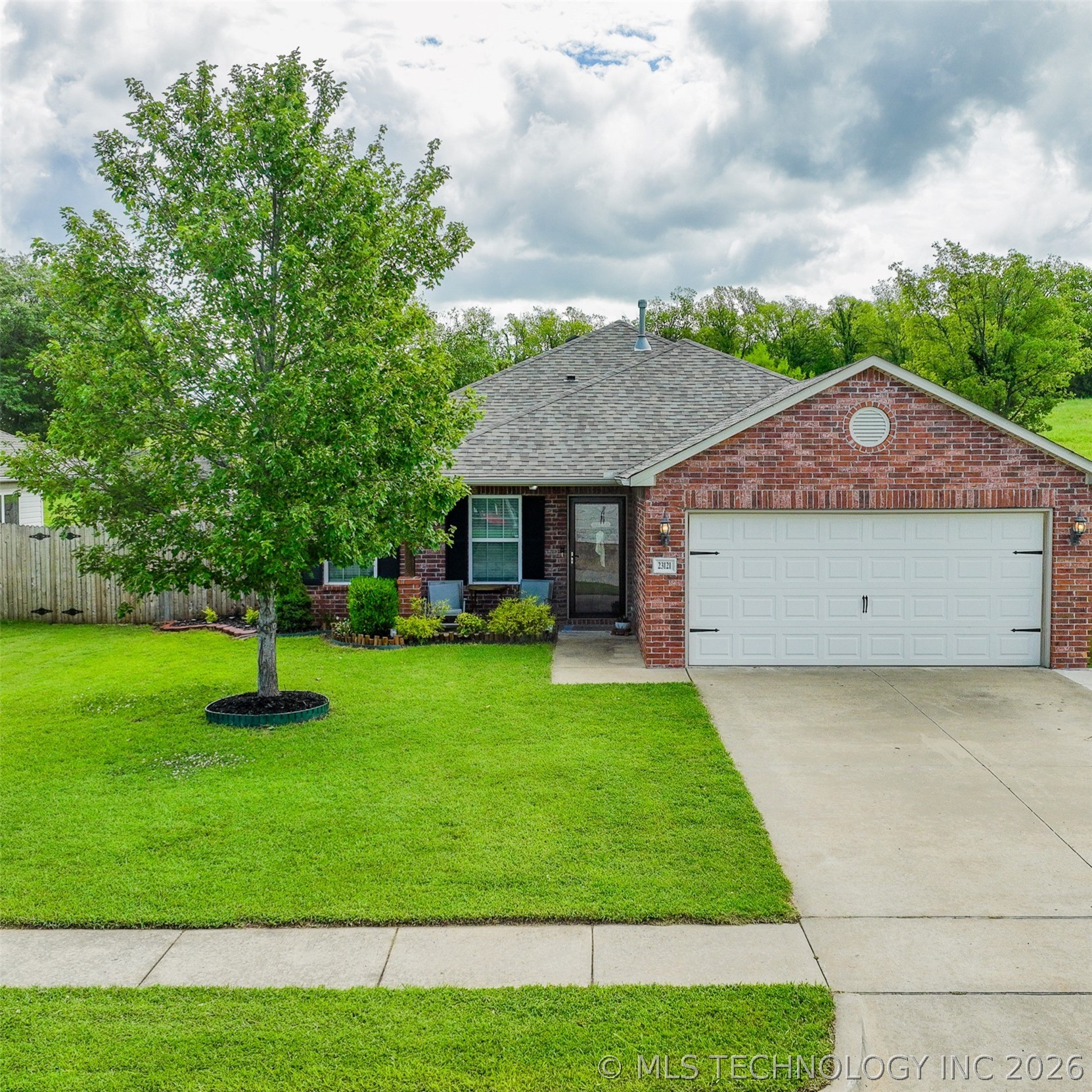 23121 S Bessie Boulevard Property Photo 2