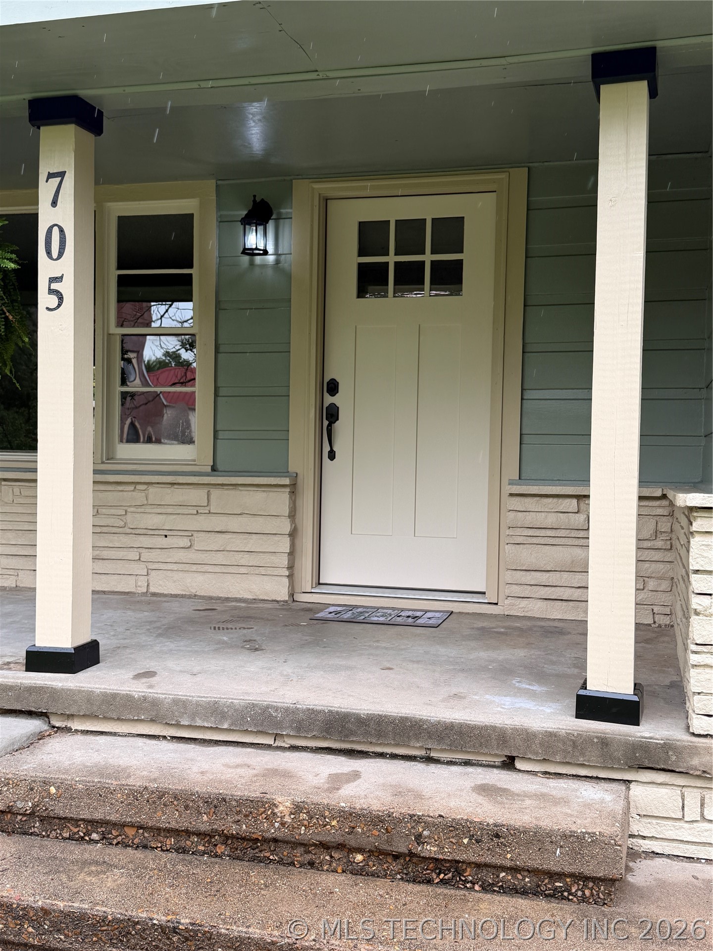 705 W Caddo Property Photo 8