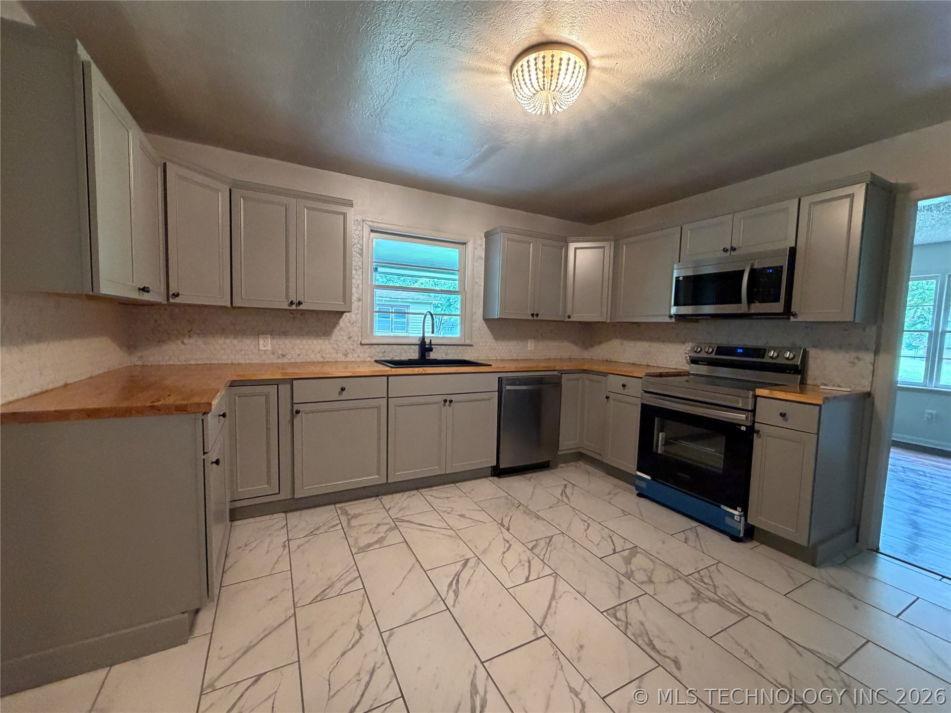 705 W Caddo Property Photo 13