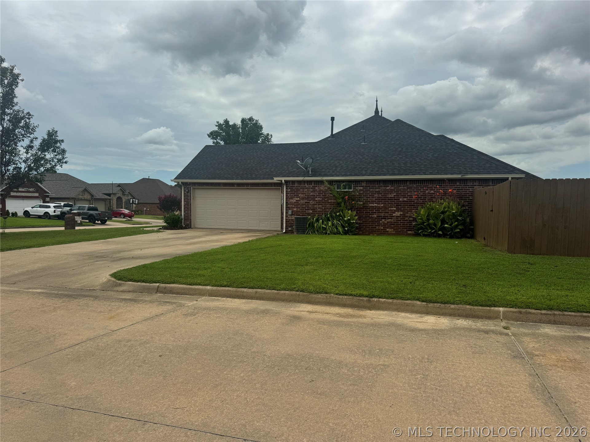 516 Hillcrest Street Property Photo 6
