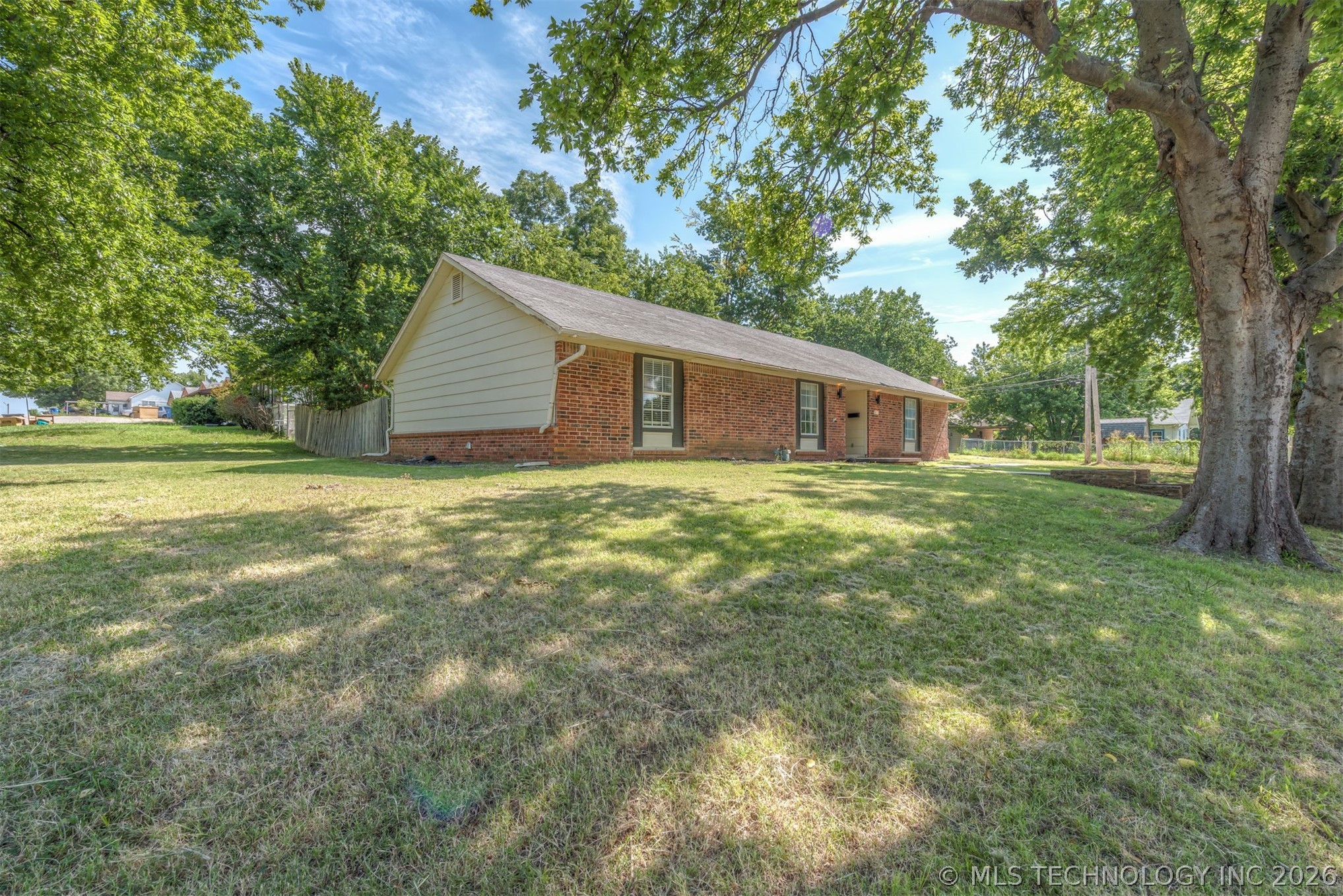 2415 W 43rd Street Property Photo 3