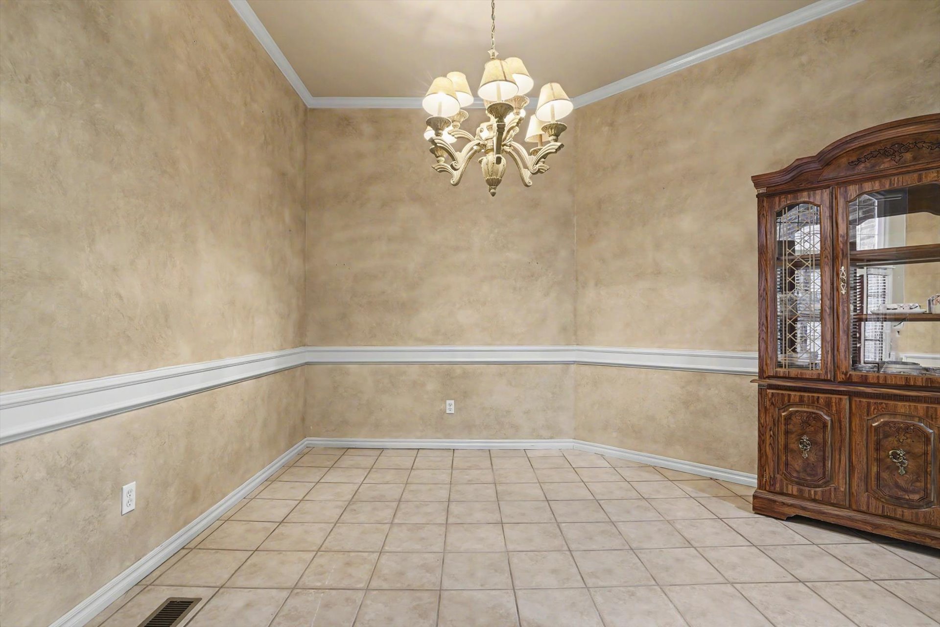 4212 N Oak Avenue Property Photo 3