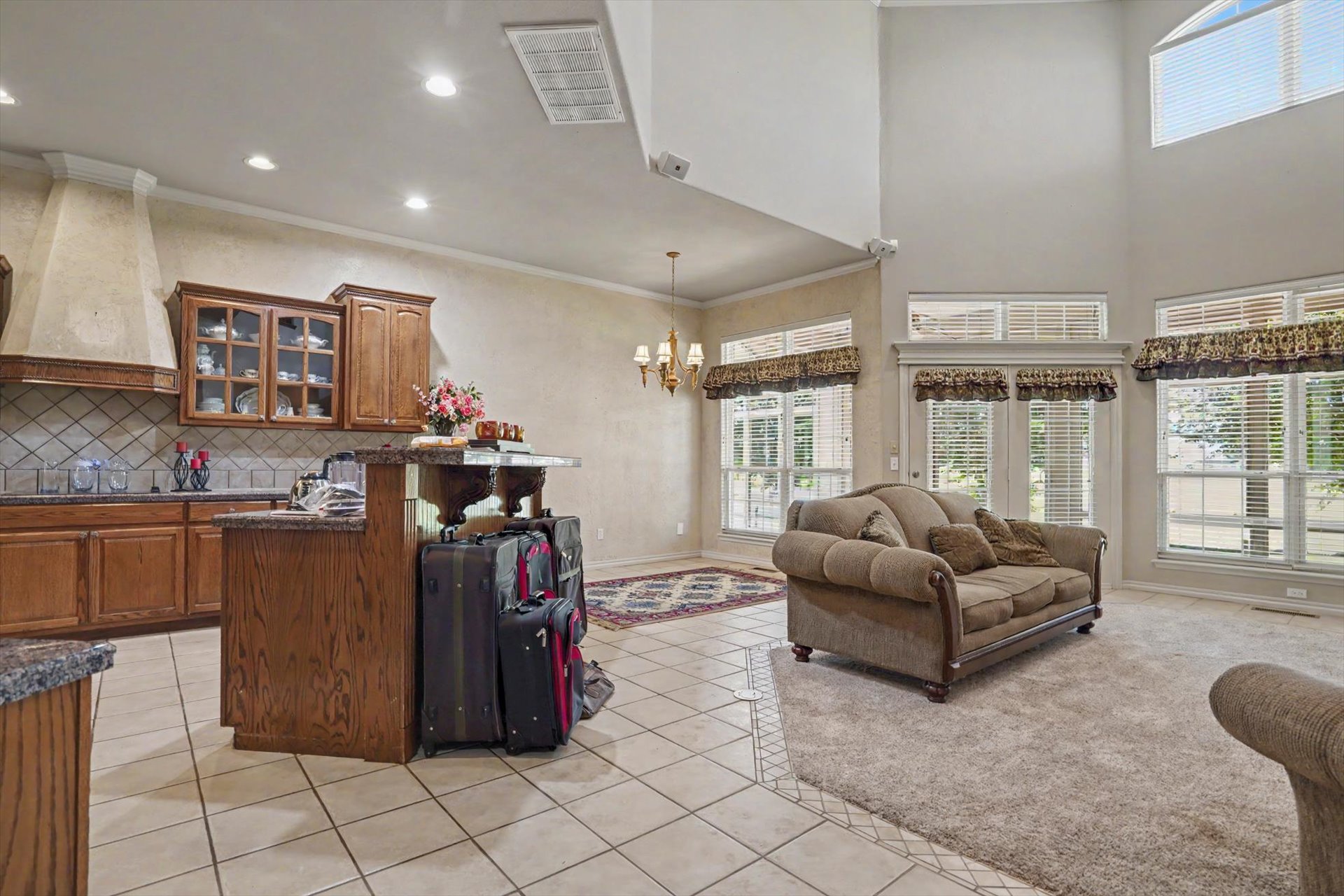 4212 N Oak Avenue Property Photo 5