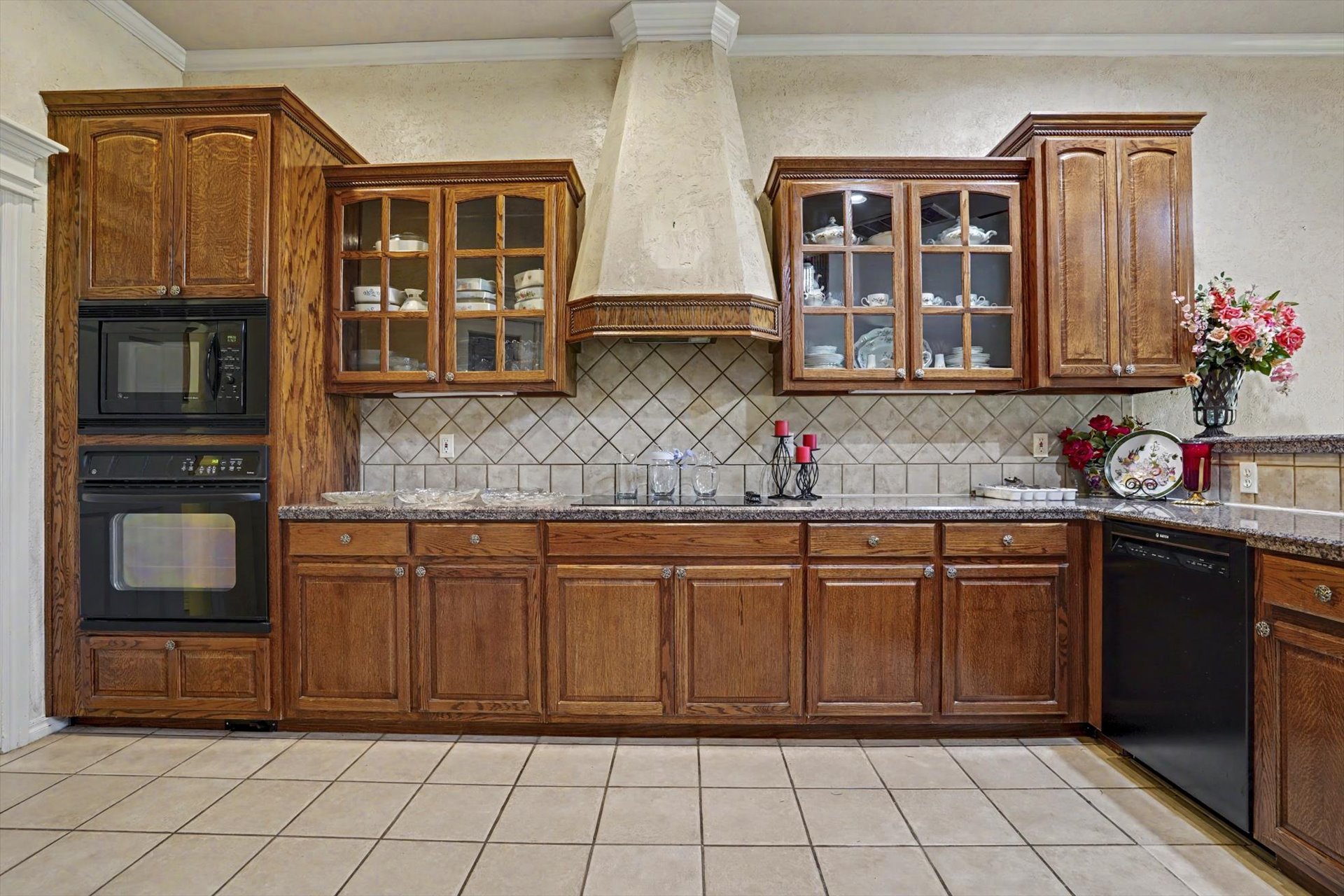 4212 N Oak Avenue Property Photo 9