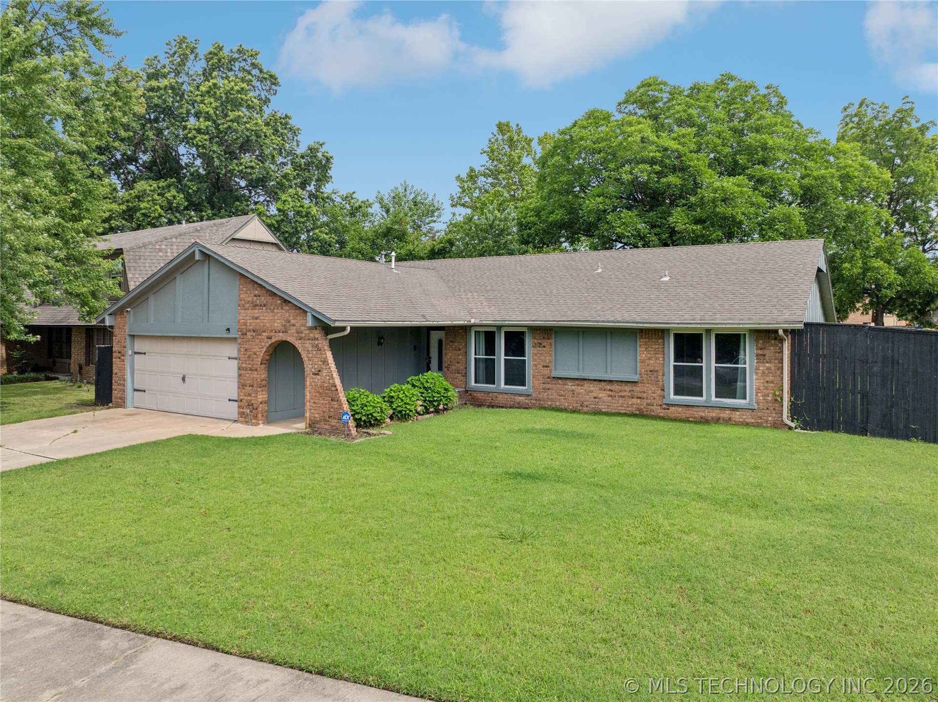 2208 W Louisville Street Property Photo 2