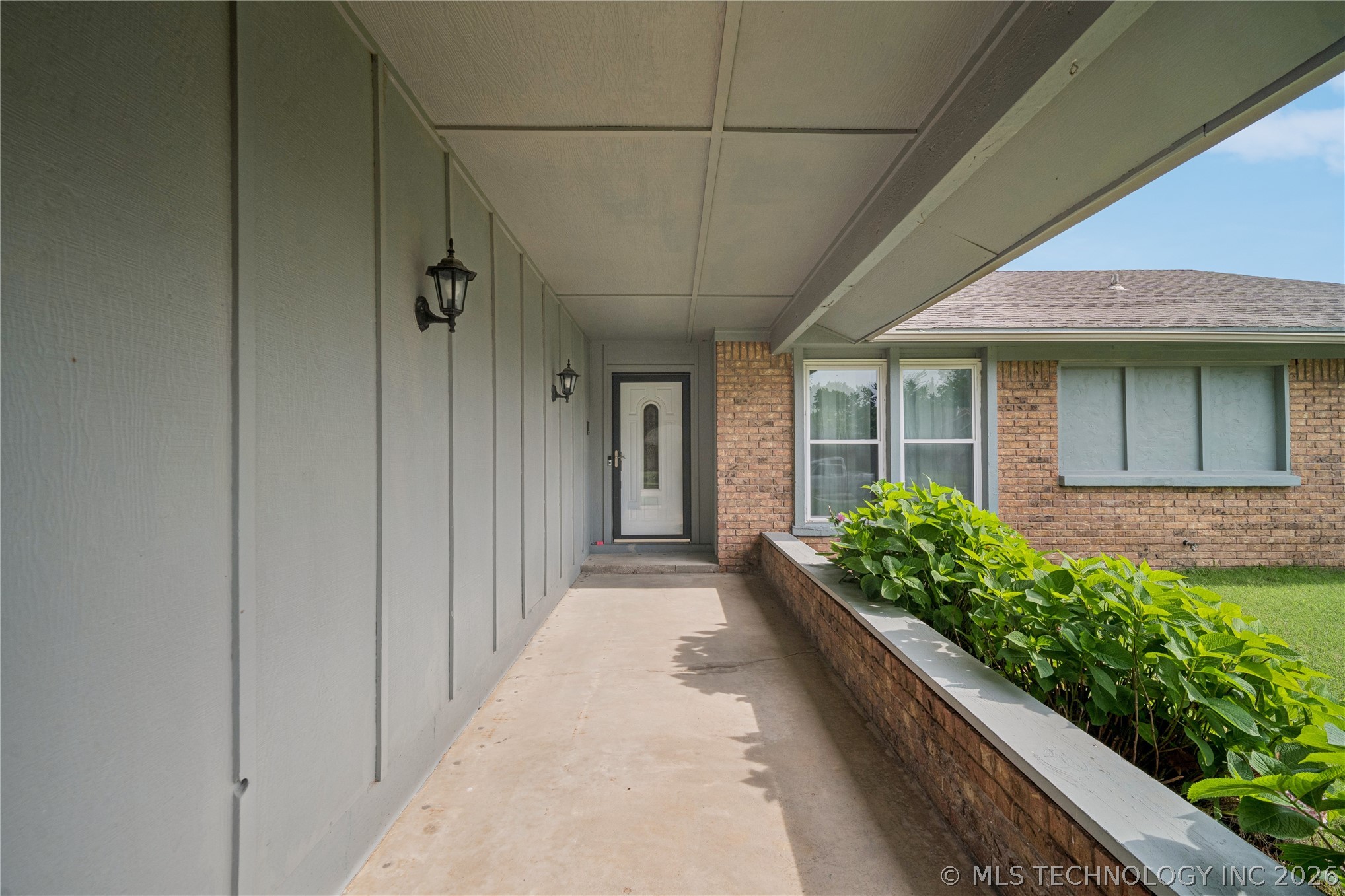 2208 W Louisville Street Property Photo 3