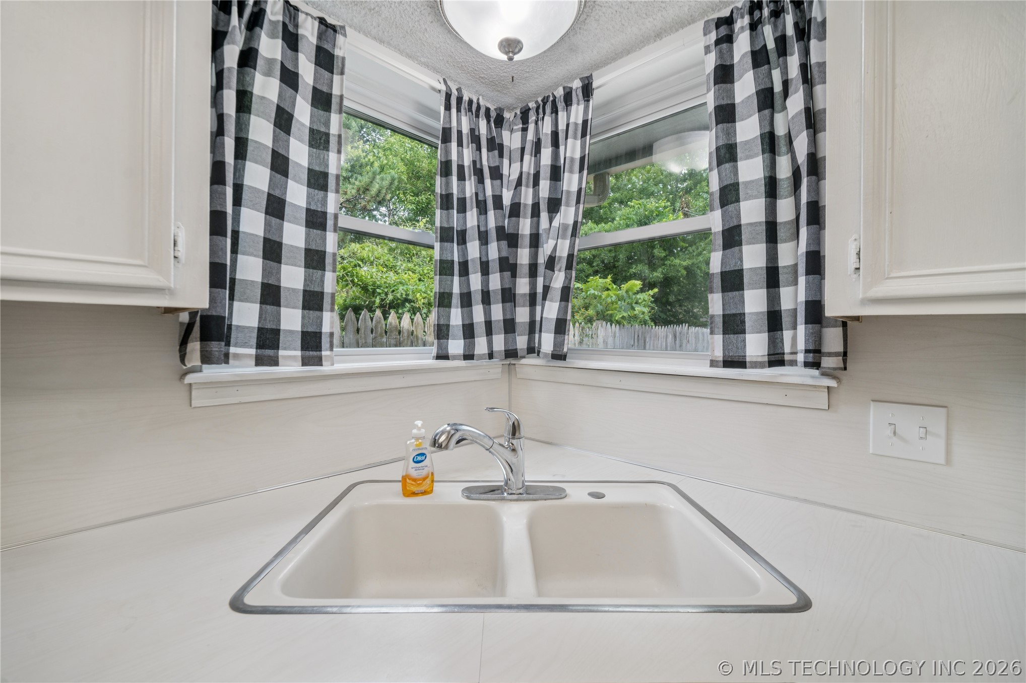 2208 W Louisville Street Property Photo 10