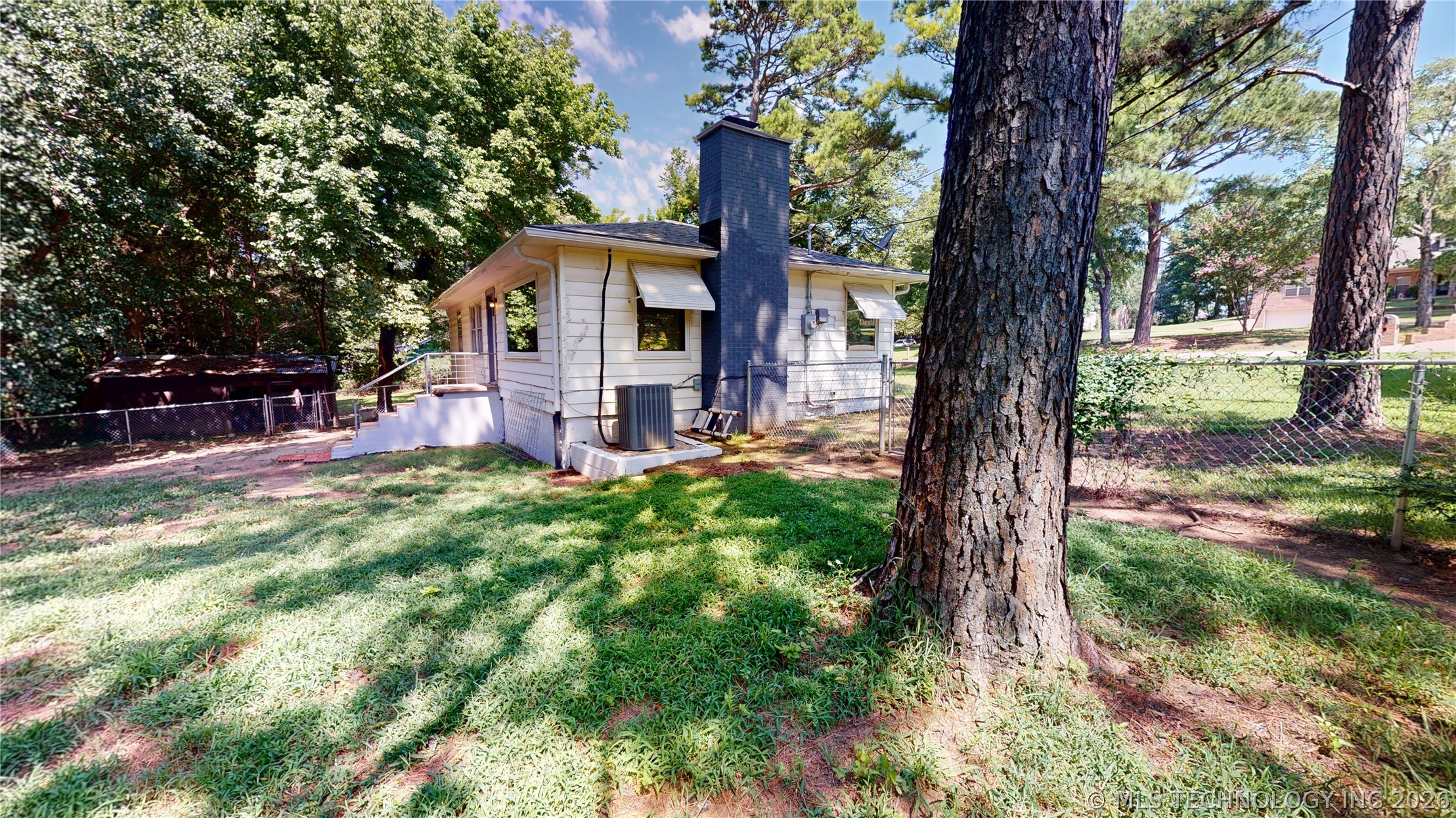 1427 Pine Property Photo 3