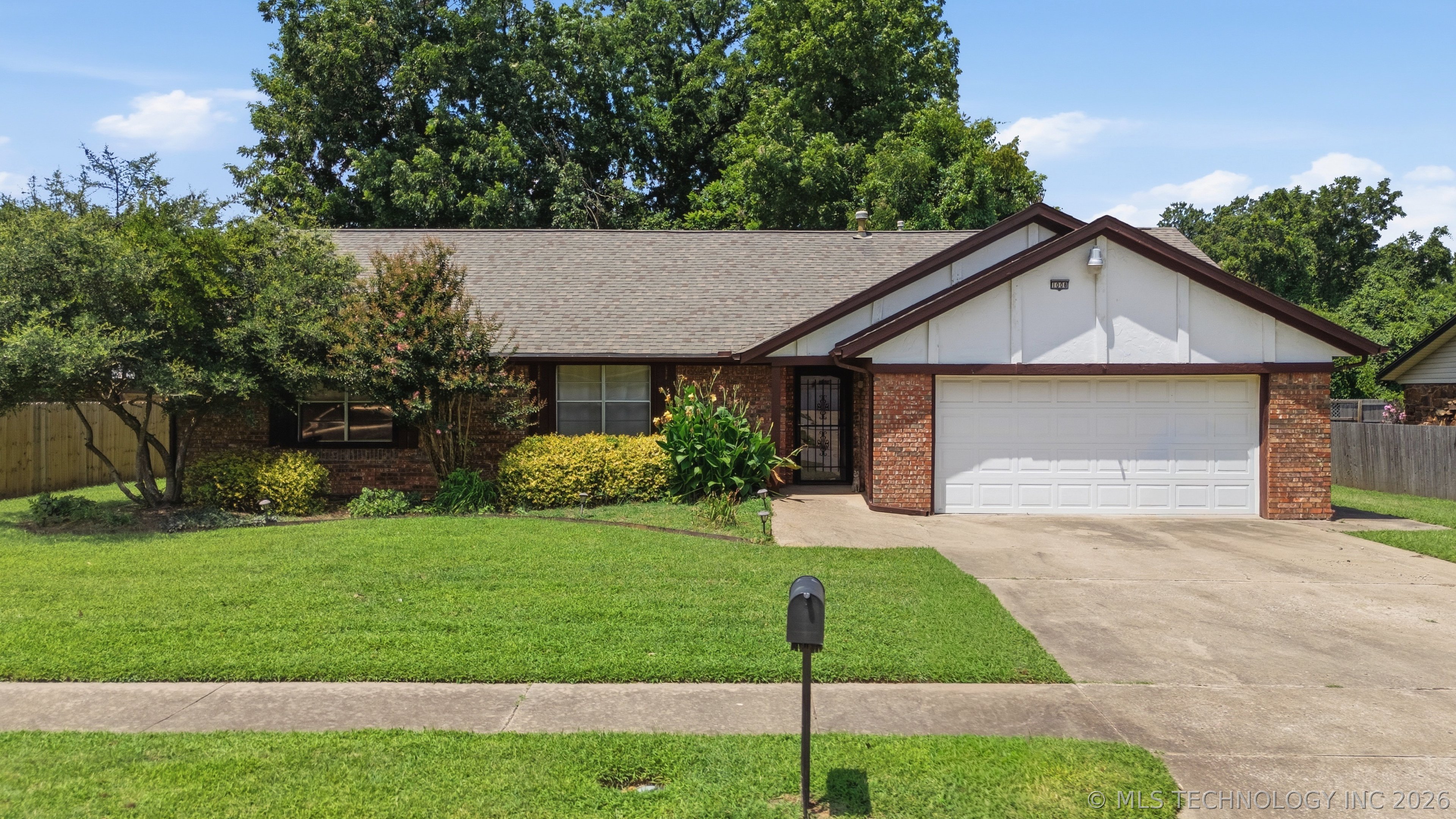 1008 N Forest Place Property Photo 1