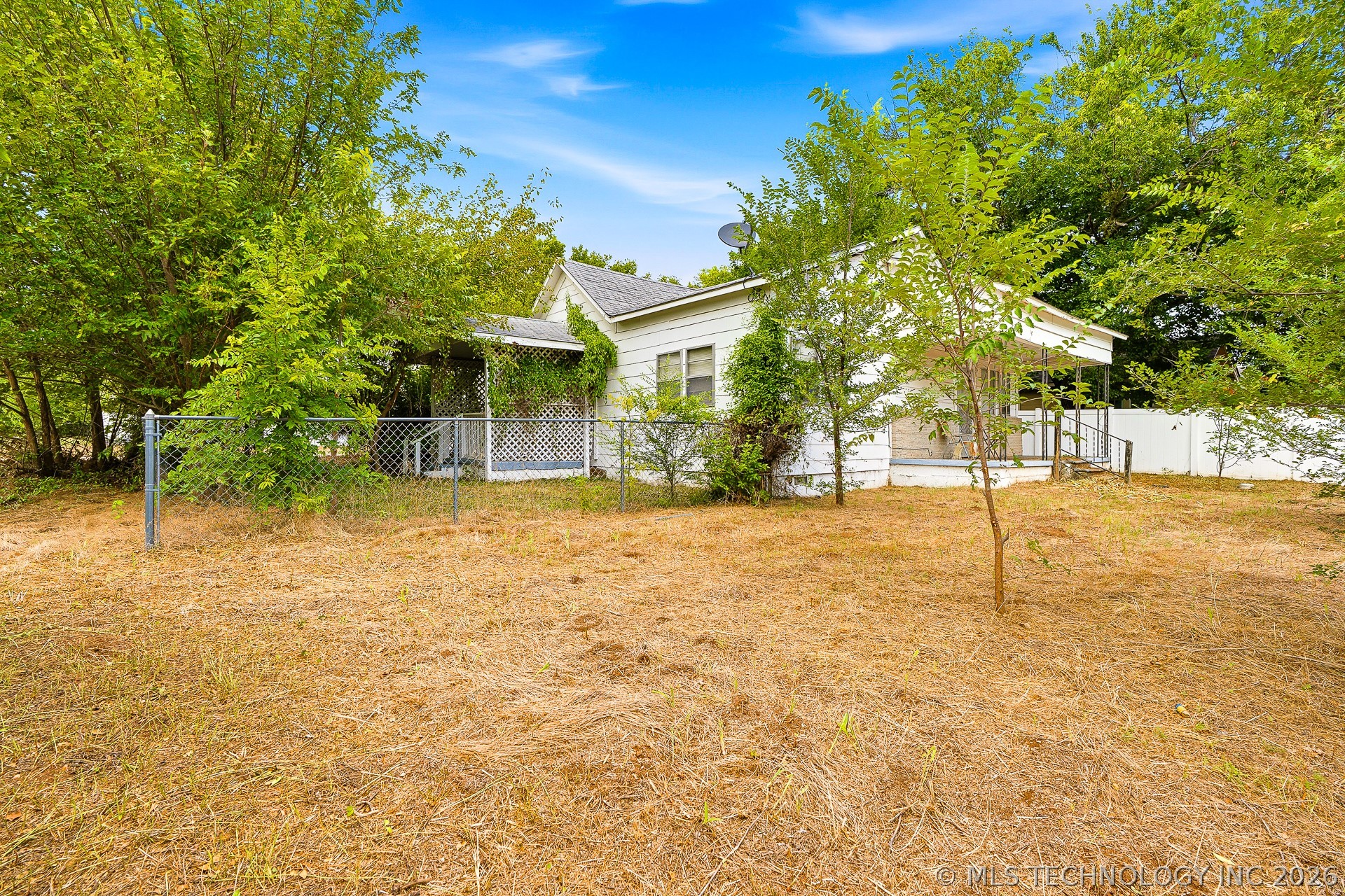 327 W 1st Street Property Photo 3