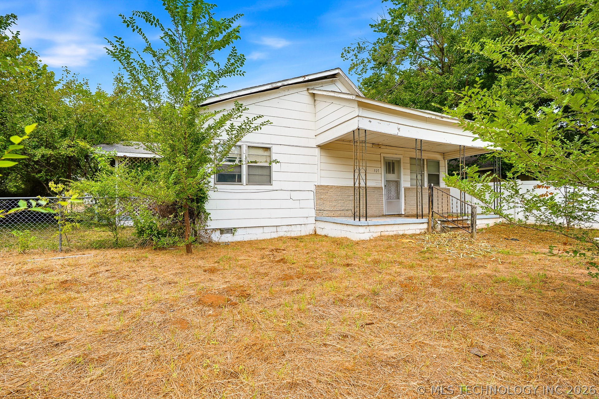 327 W 1st Street Property Photo 4