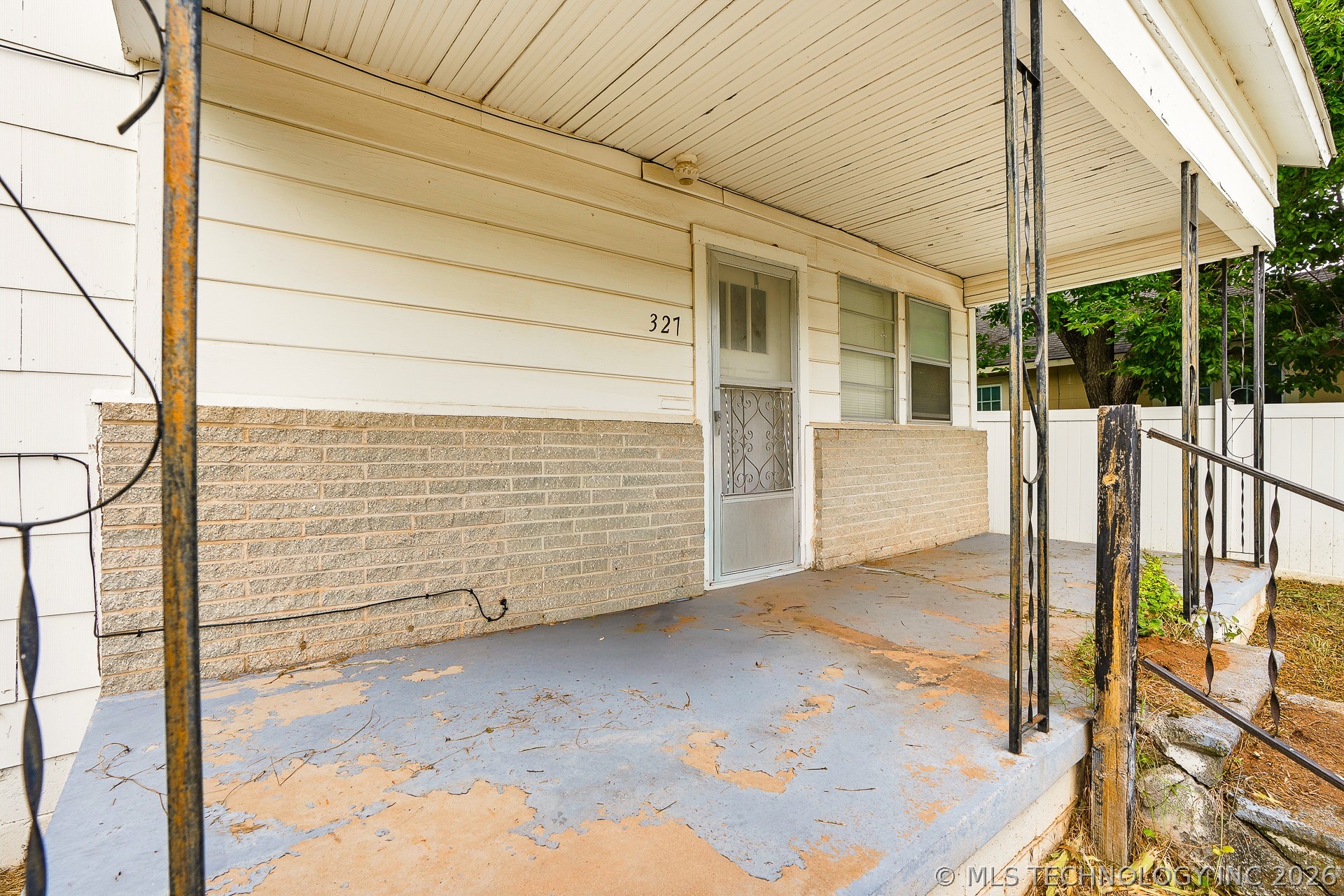 327 W 1st Street Property Photo 6
