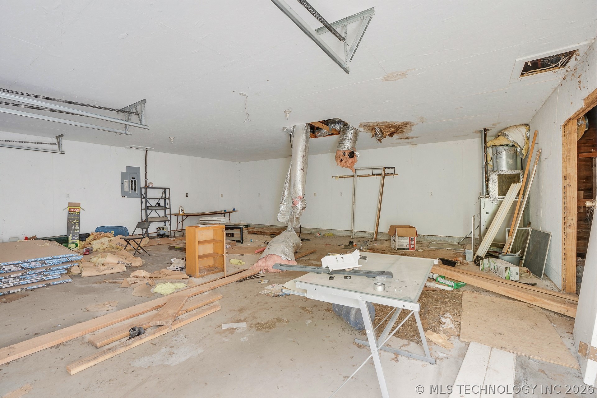 327 W 1st Street Property Photo 7