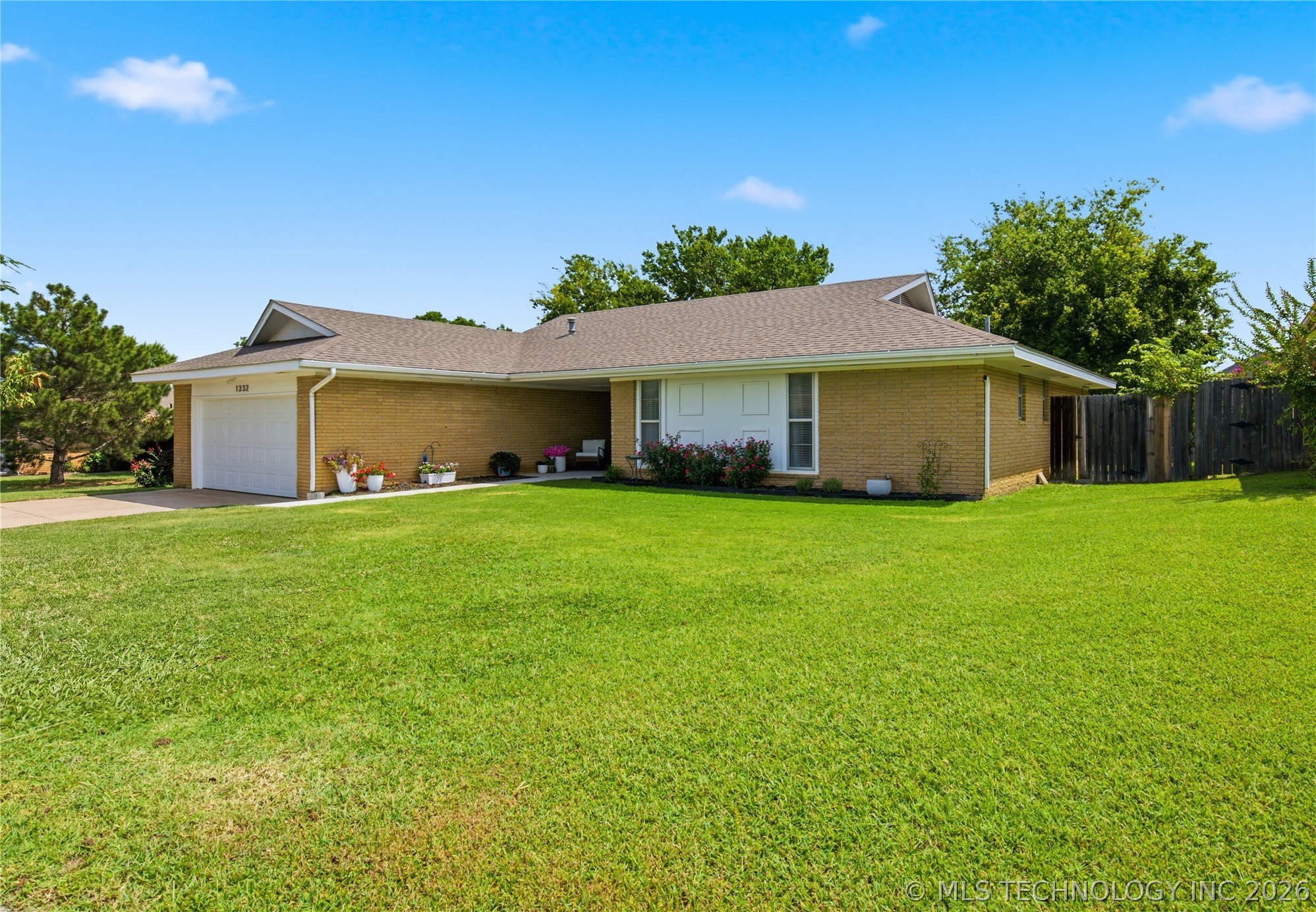 1332 Whispering Hills Property Photo 1