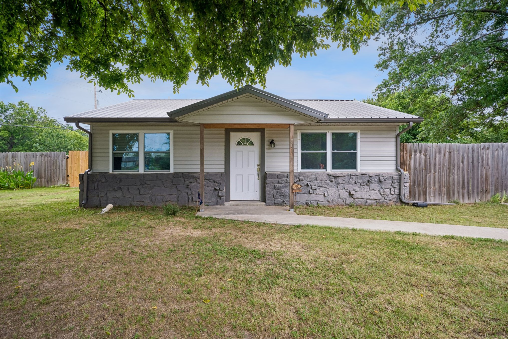 701 S Lincoln Avenue Property Photo 1