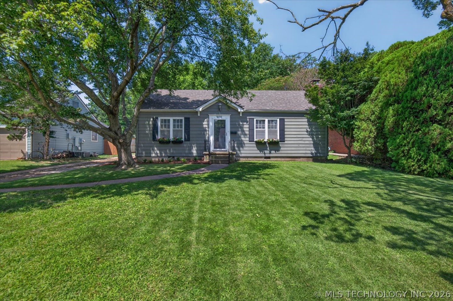 1809 S Dewey Avenue Property Photo 2
