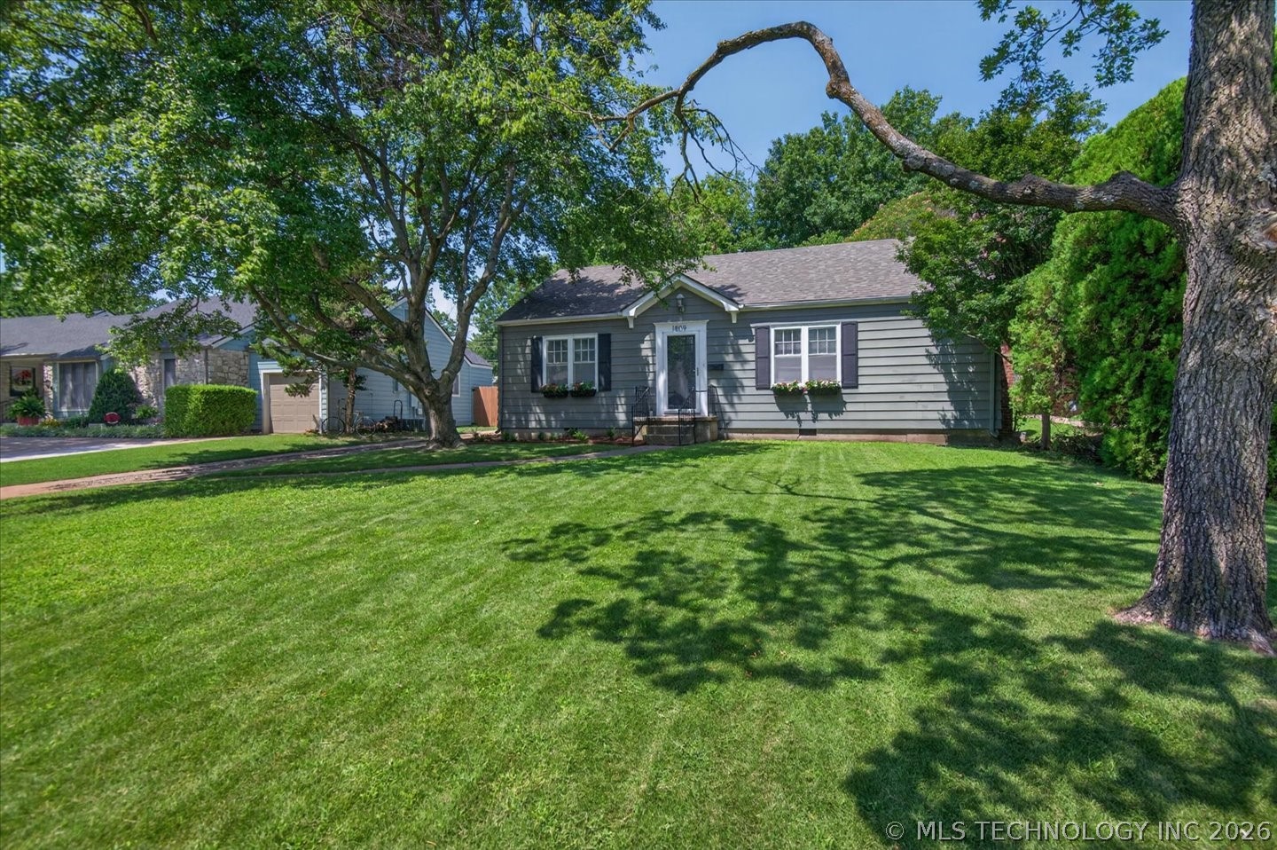 1809 S Dewey Avenue Property Photo 3
