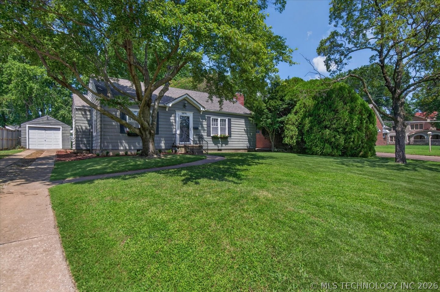 1809 S Dewey Avenue Property Photo 4