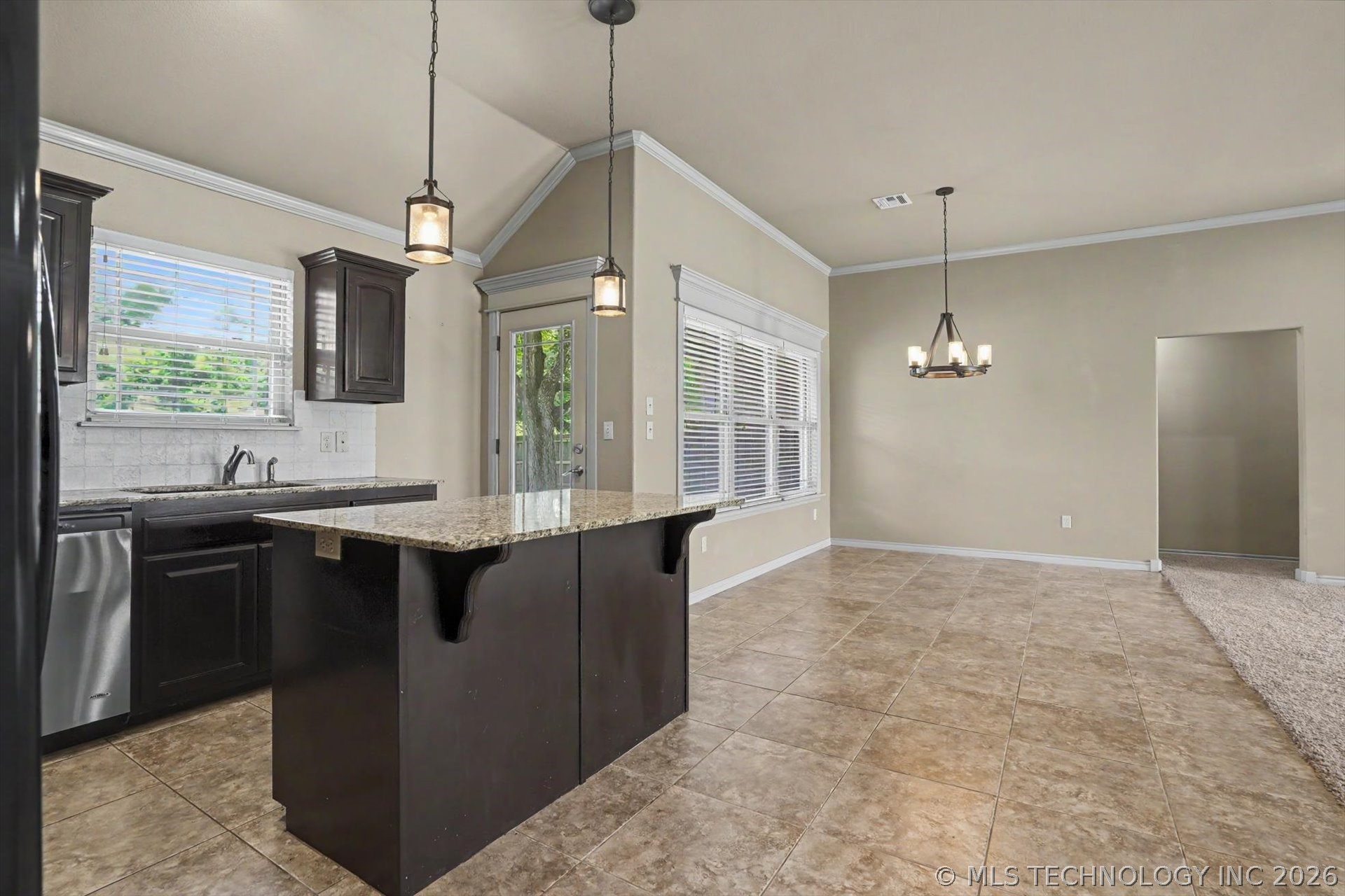 13405 S Poplar Street Property Photo 9