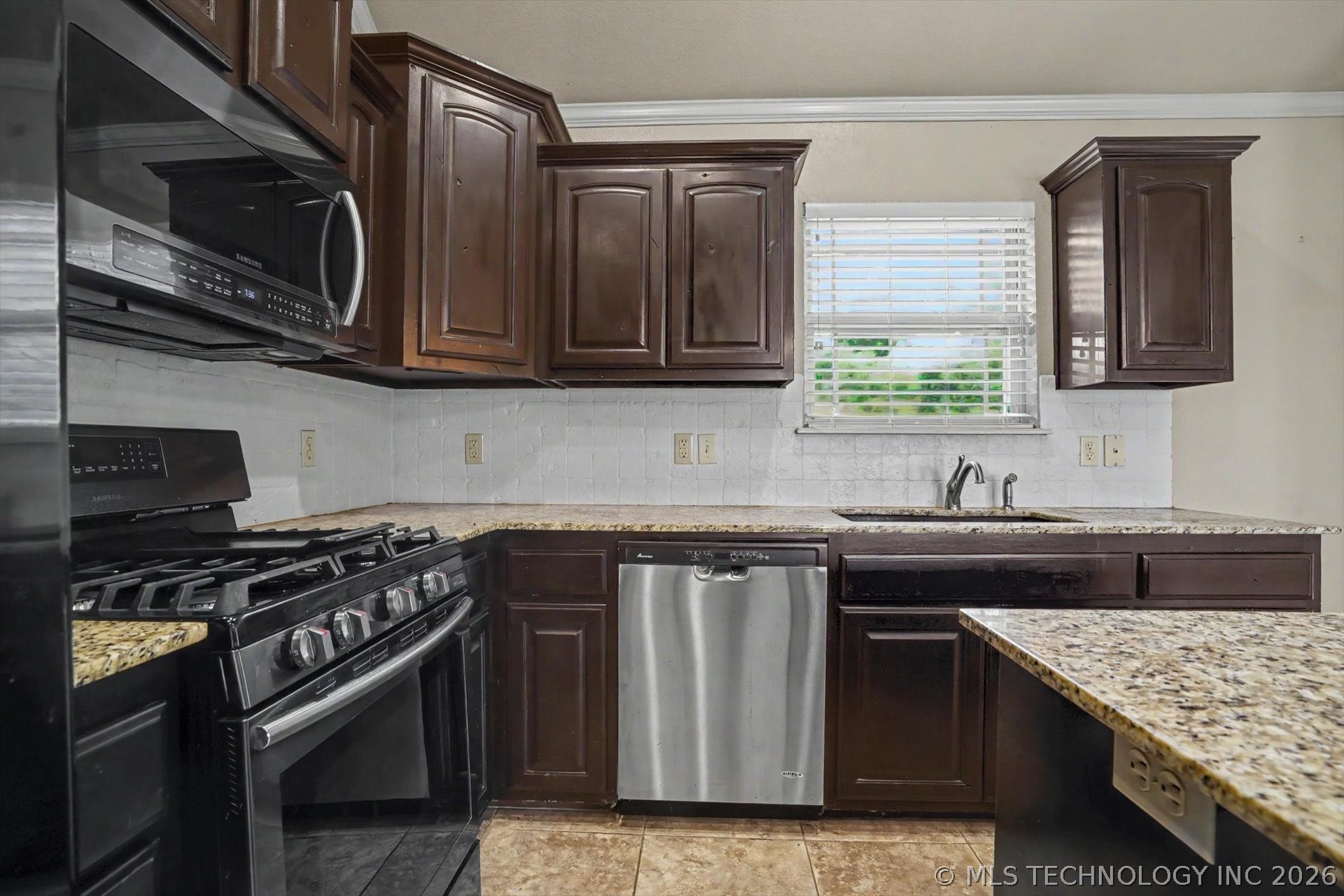 13405 S Poplar Street Property Photo 10