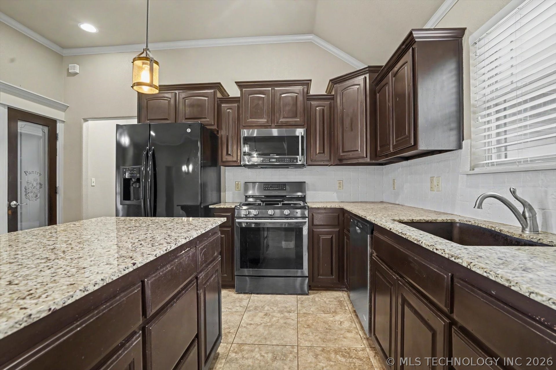 13405 S Poplar Street Property Photo 11