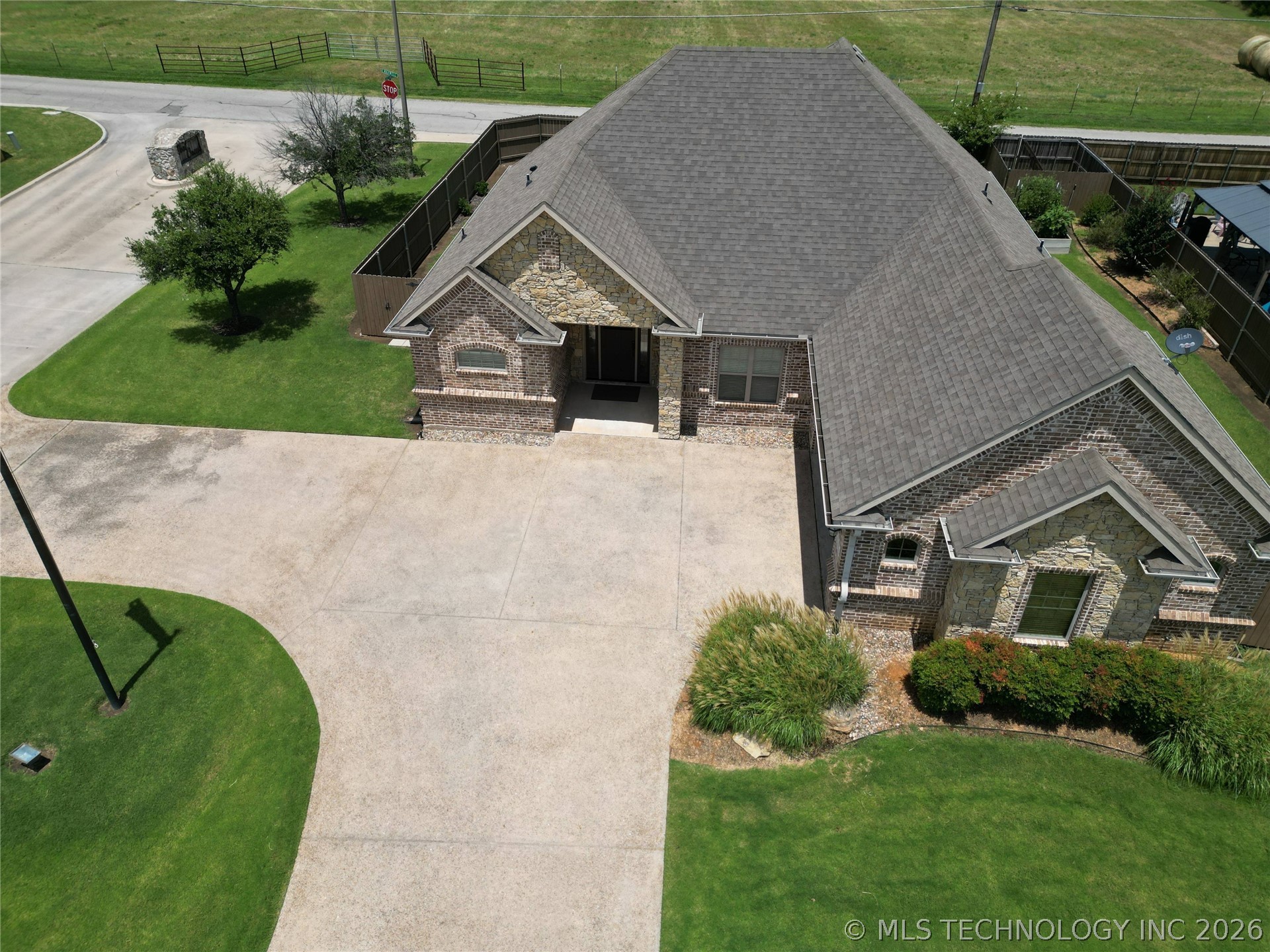 401 Wandering Way Property Photo 2