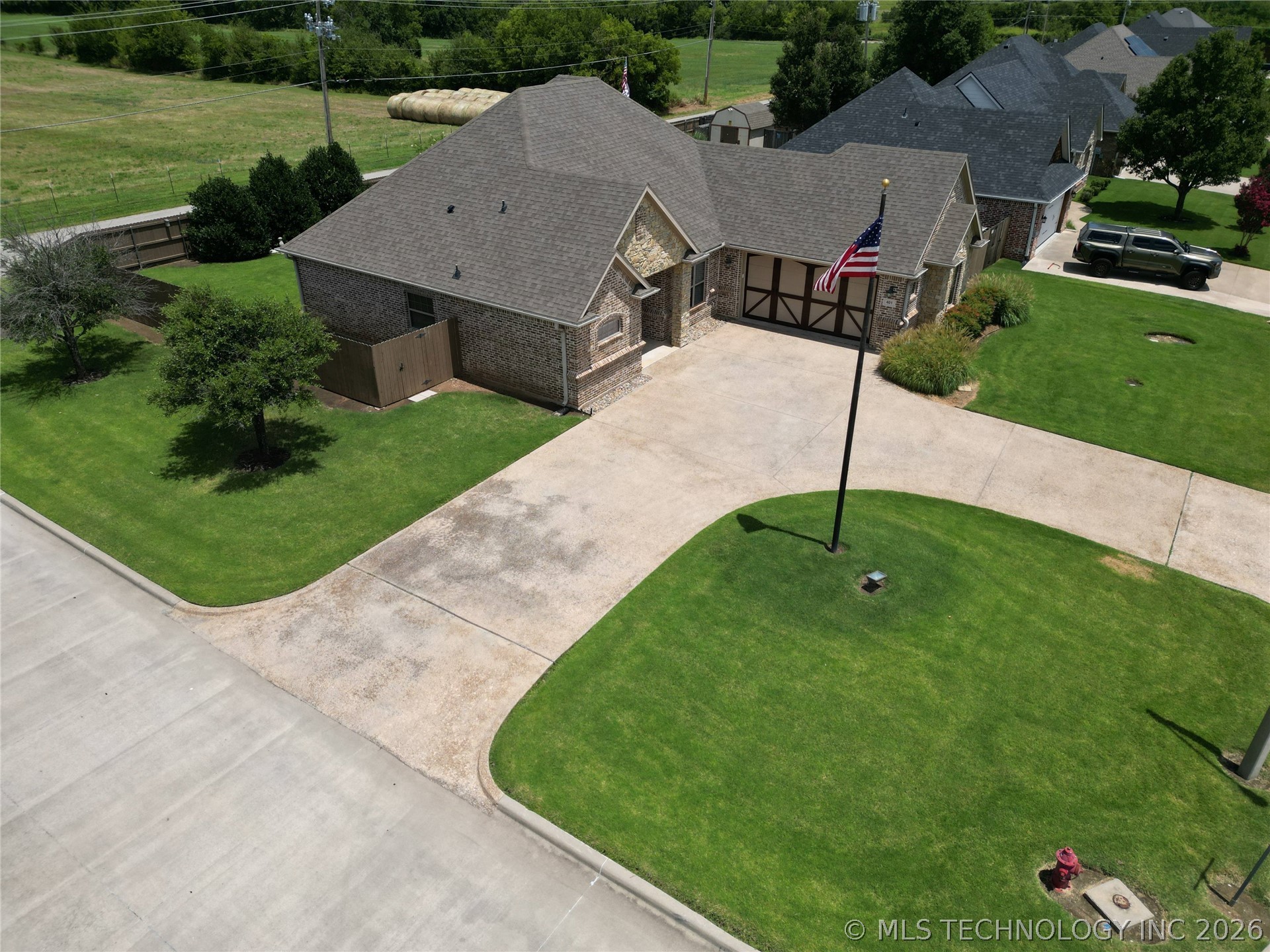 401 Wandering Way Property Photo 3