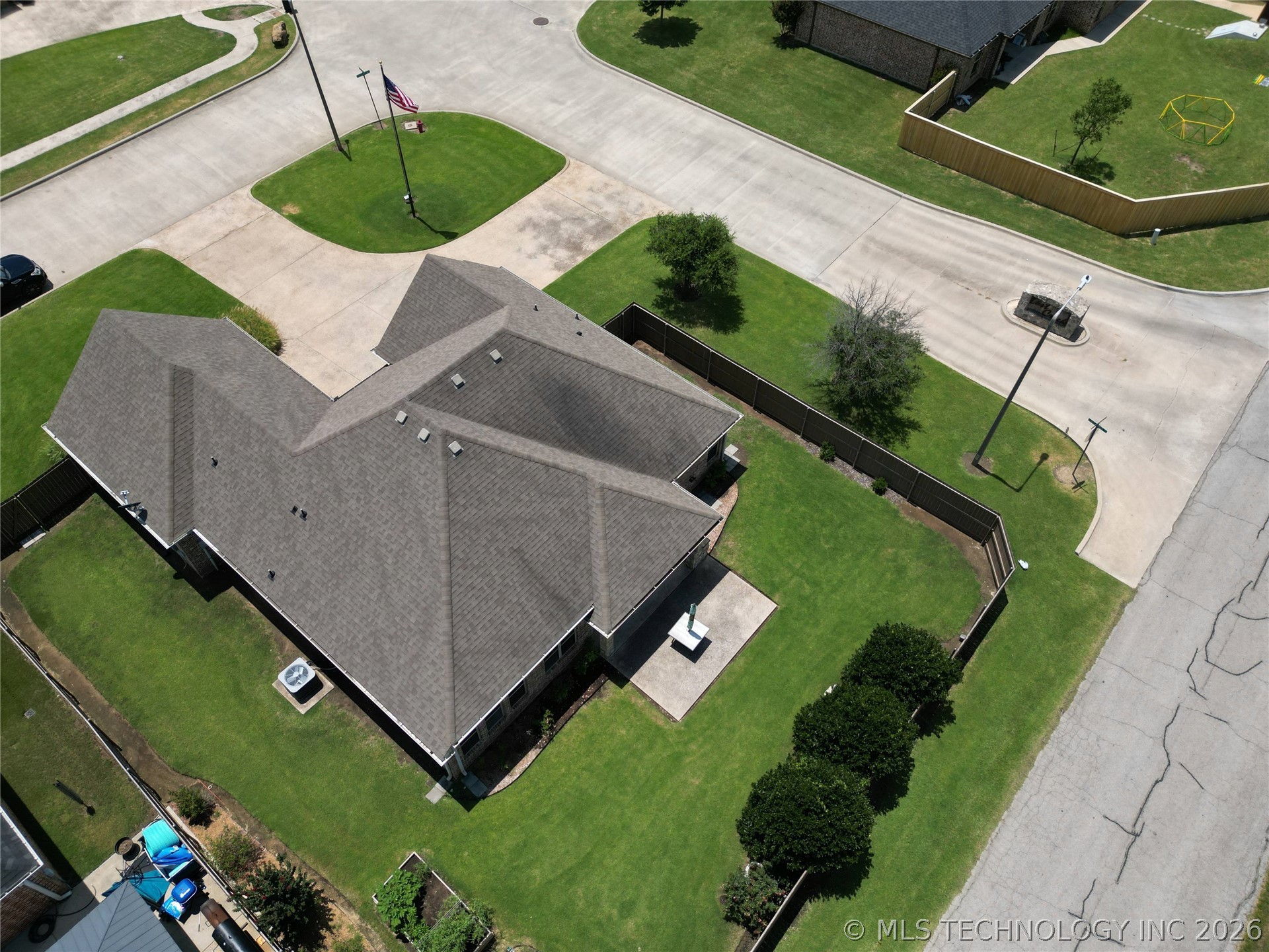 401 Wandering Way Property Photo 4
