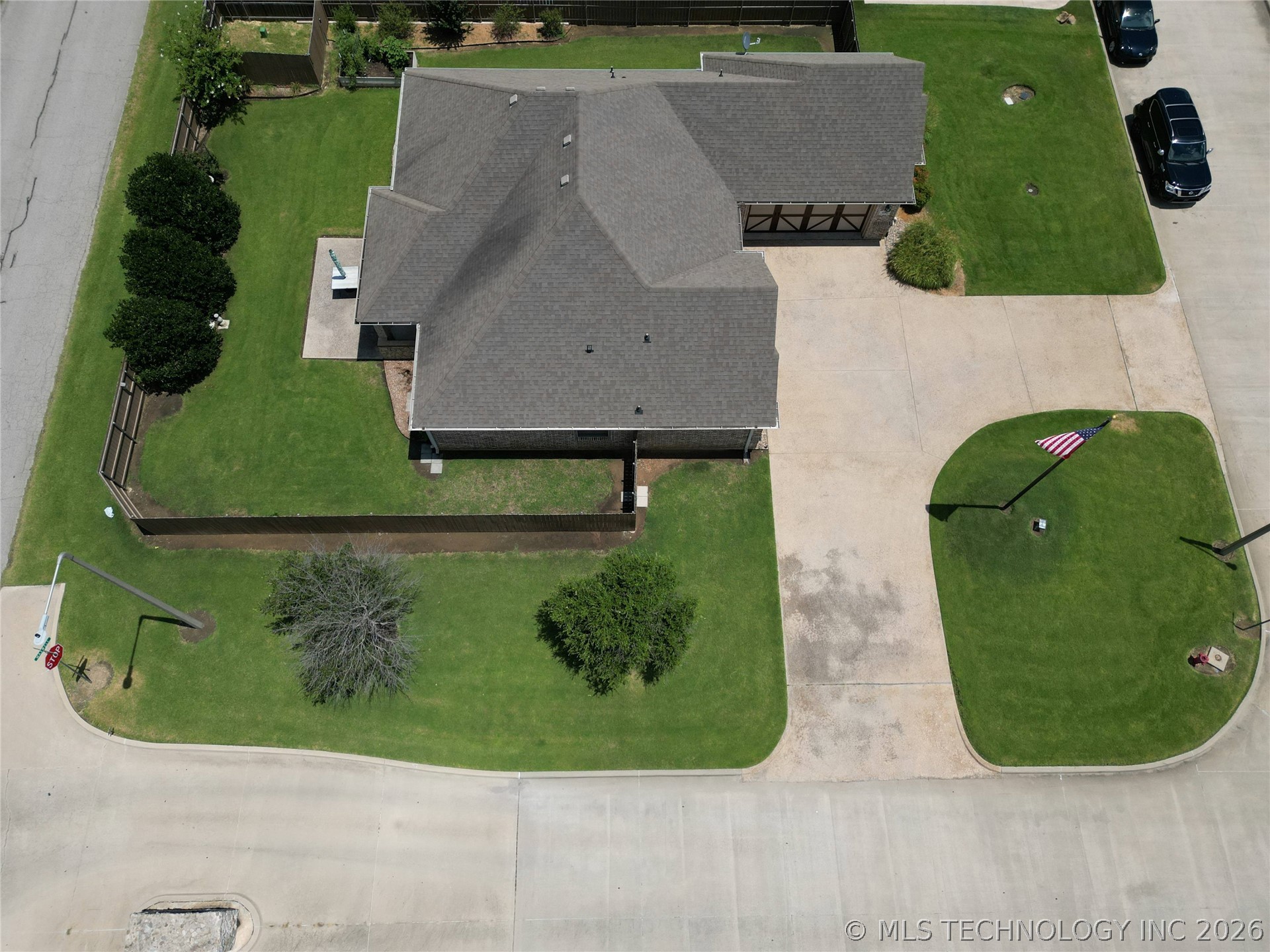 401 Wandering Way Property Photo 5