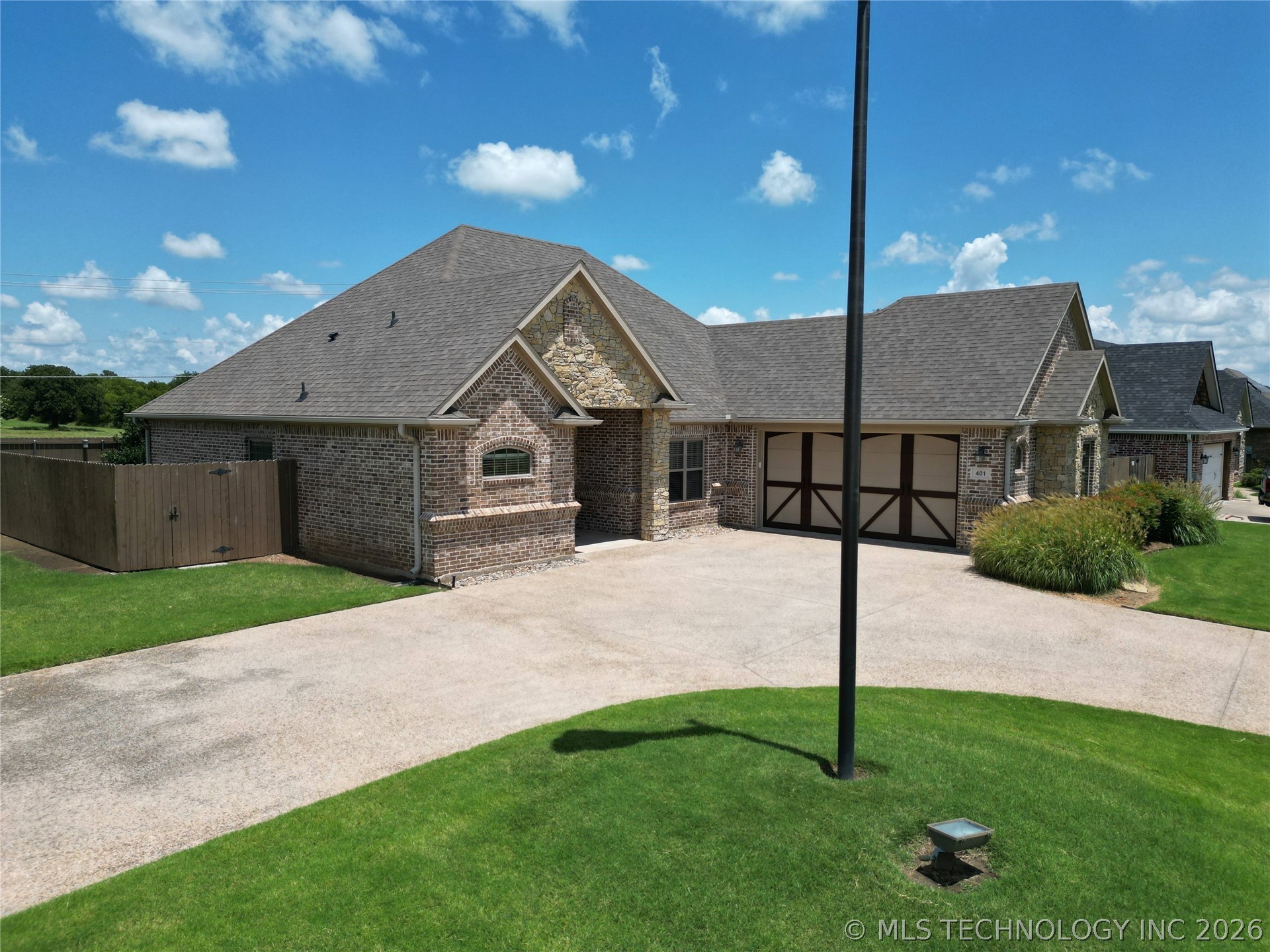 401 Wandering Way Property Photo 6
