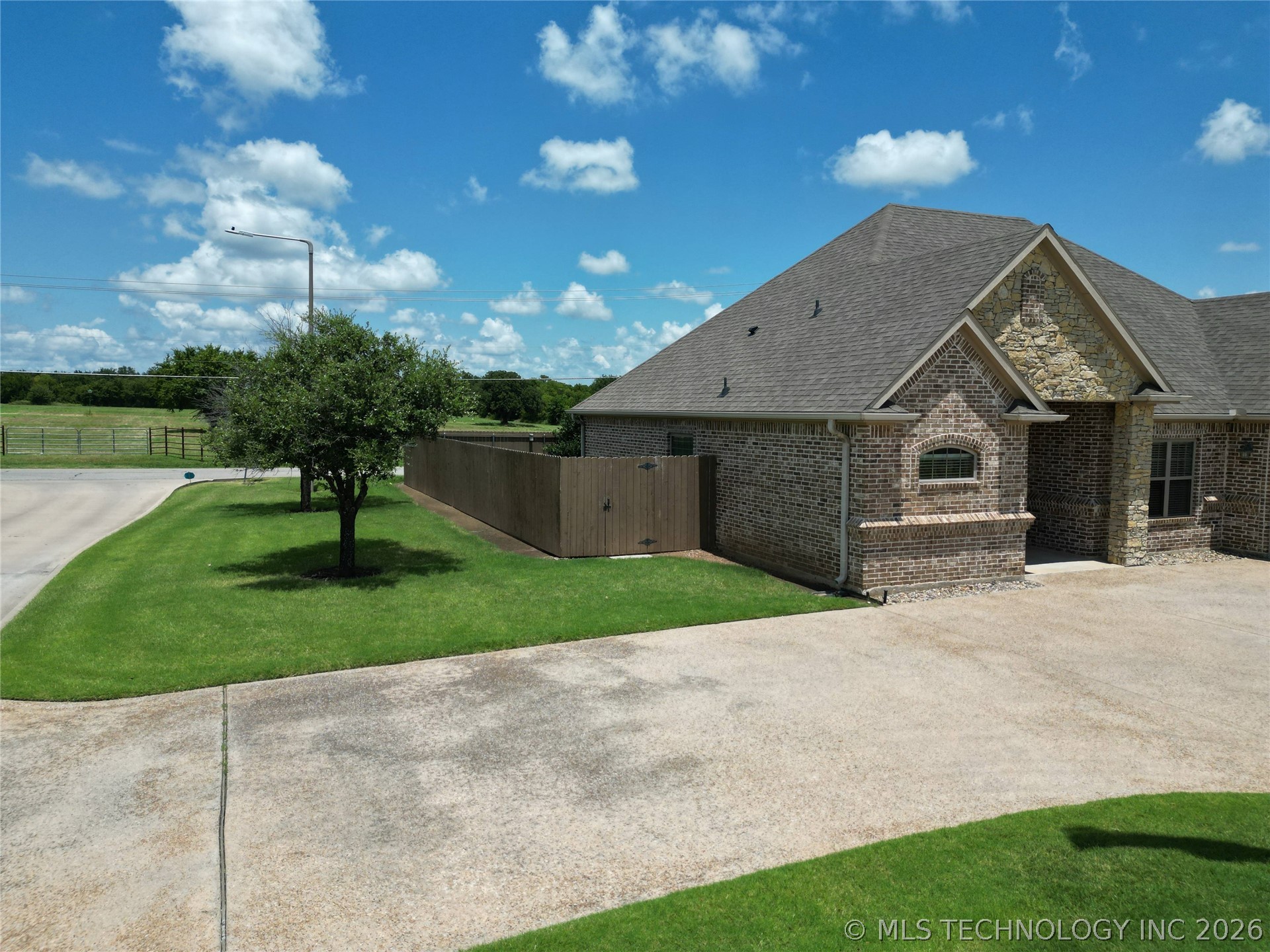 401 Wandering Way Property Photo 7