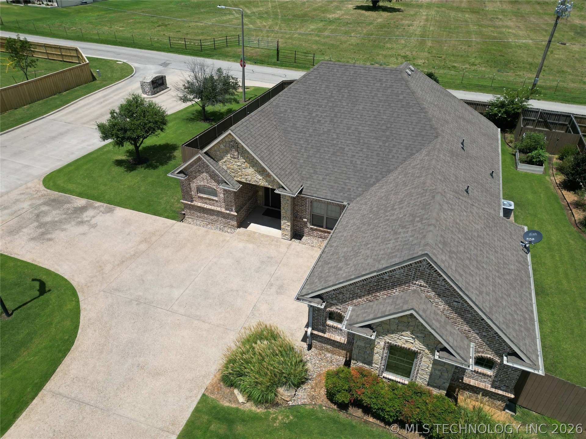 401 Wandering Way Property Photo 8